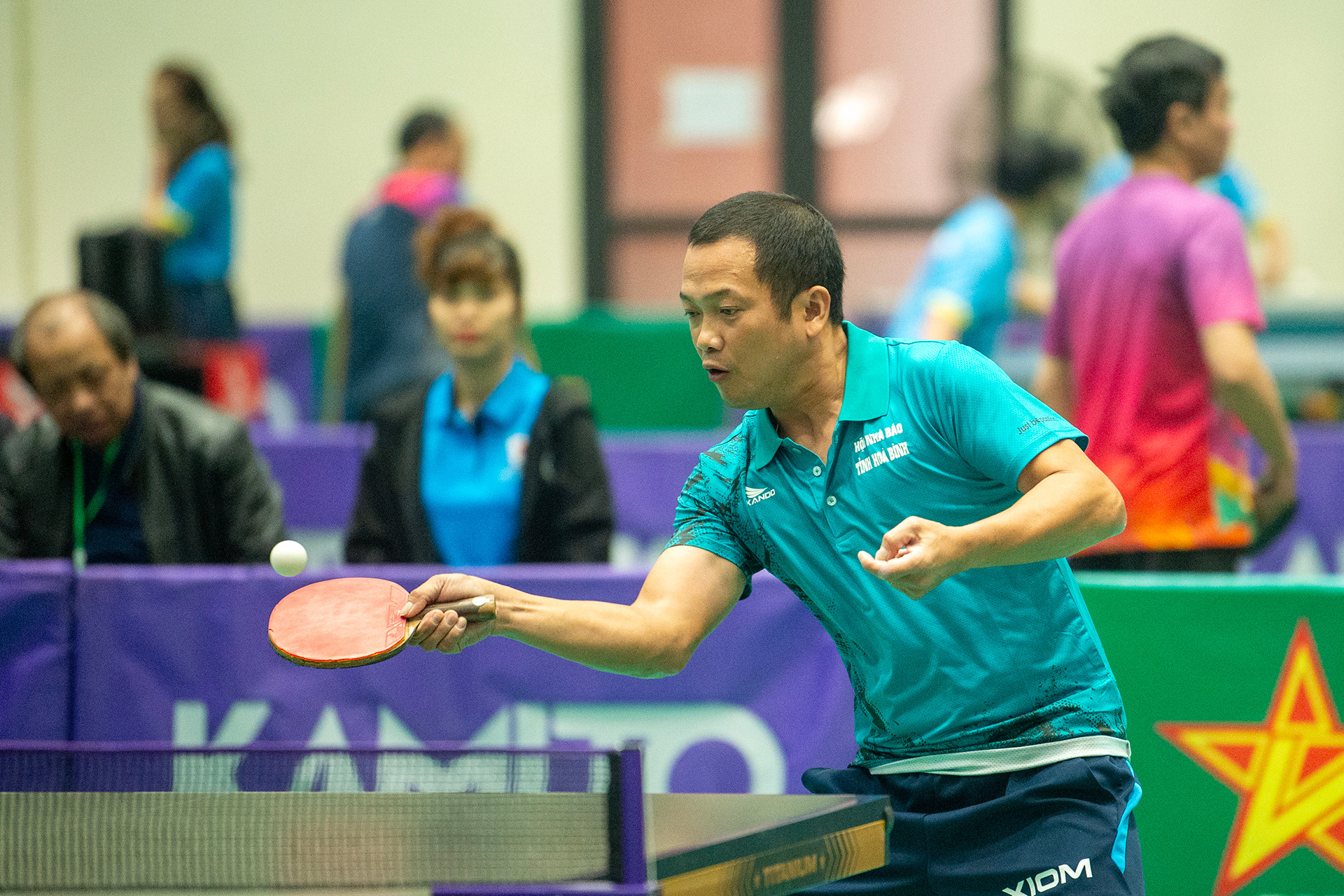 Trận đấu khai mạc Giải vô địch Bóng bàn Hội Nhà báo Việt Nam lần thứ 17-Tranh cúp Sao Vàng 2024 diễn ra giữa Hội Nhà báo tỉnh Hòa Bình và Hội Nhà báo tỉnh Hưng Yên tại nội dung đồng đội nam.