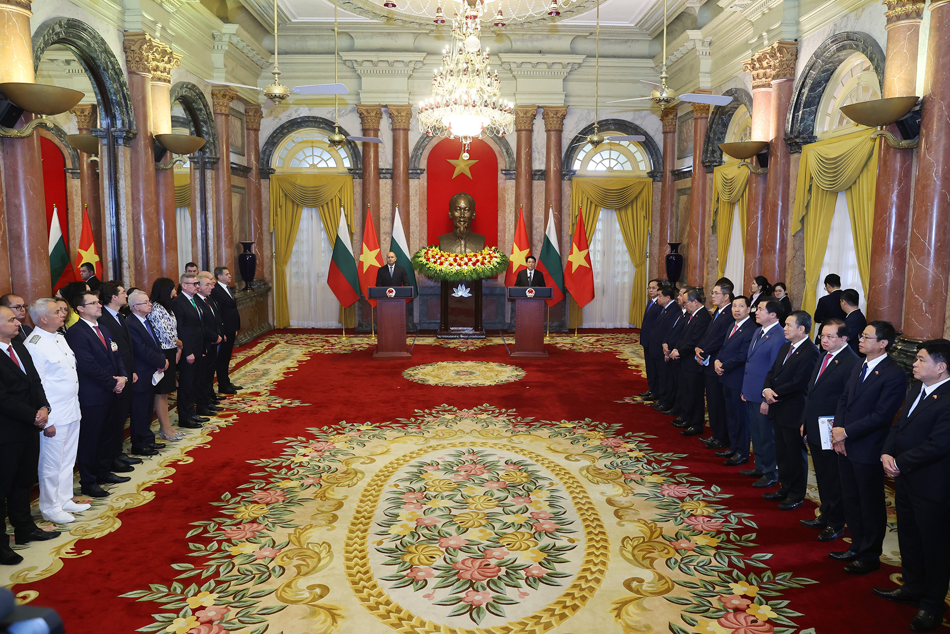 Quang cảnh cuộc gặp các cơ quan thông tấn, báo chí tại Phủ Chủ tịch.