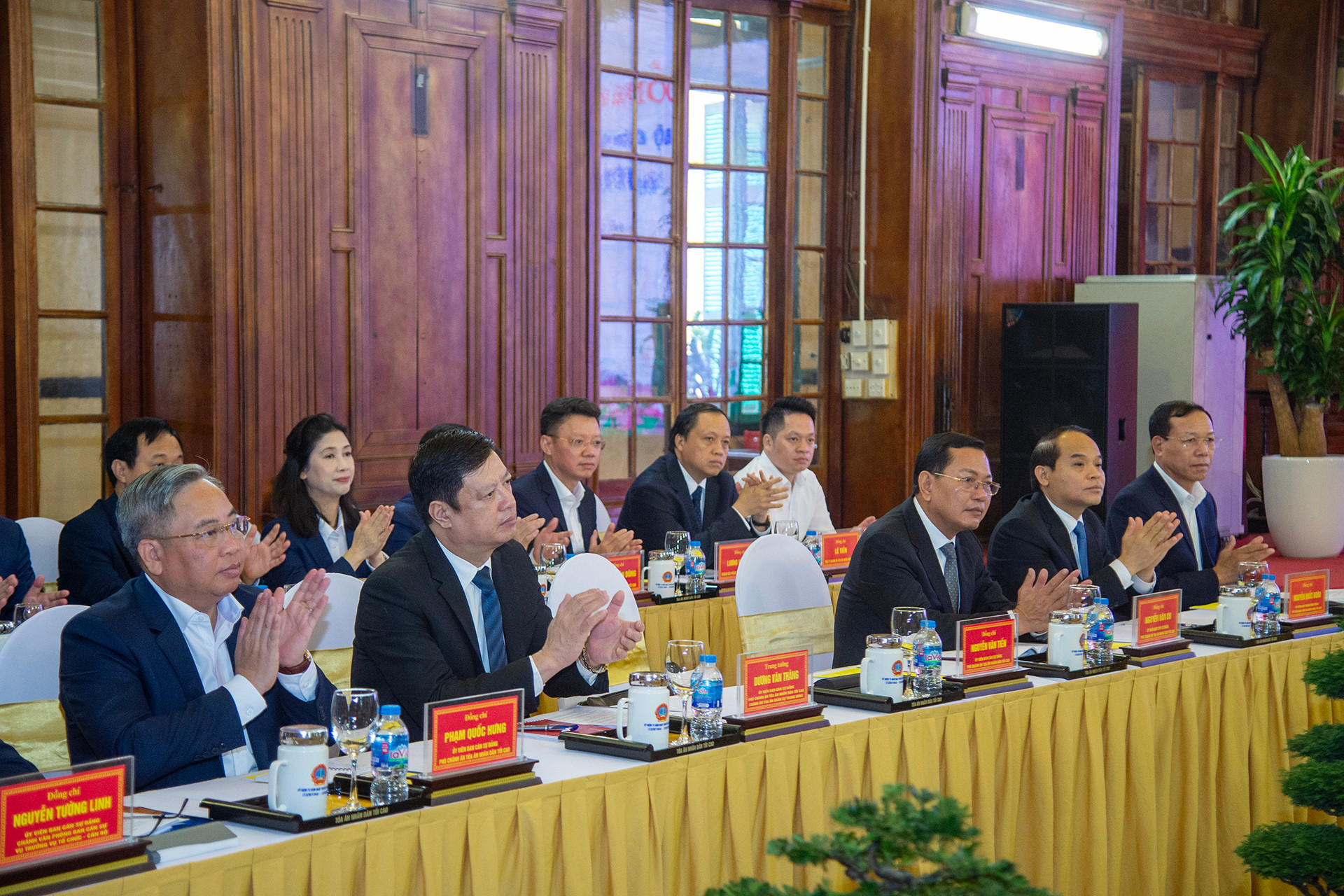 Các đồng chí lãnh đạo Tòa án nhân dân tối cao tại buổi làm việc.