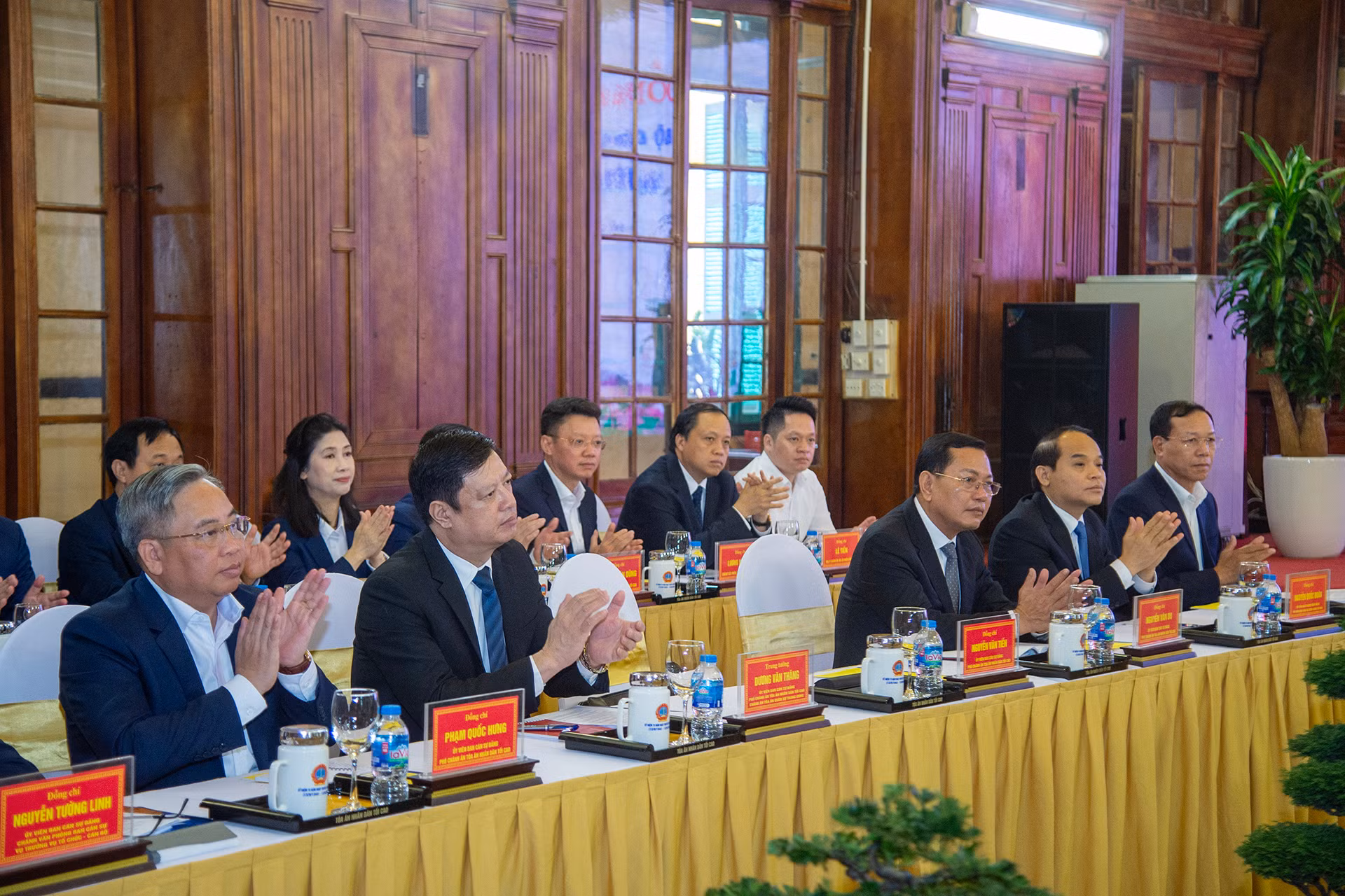 Các đồng chí lãnh đạo Tòa án nhân dân tối cao tại buổi làm việc.