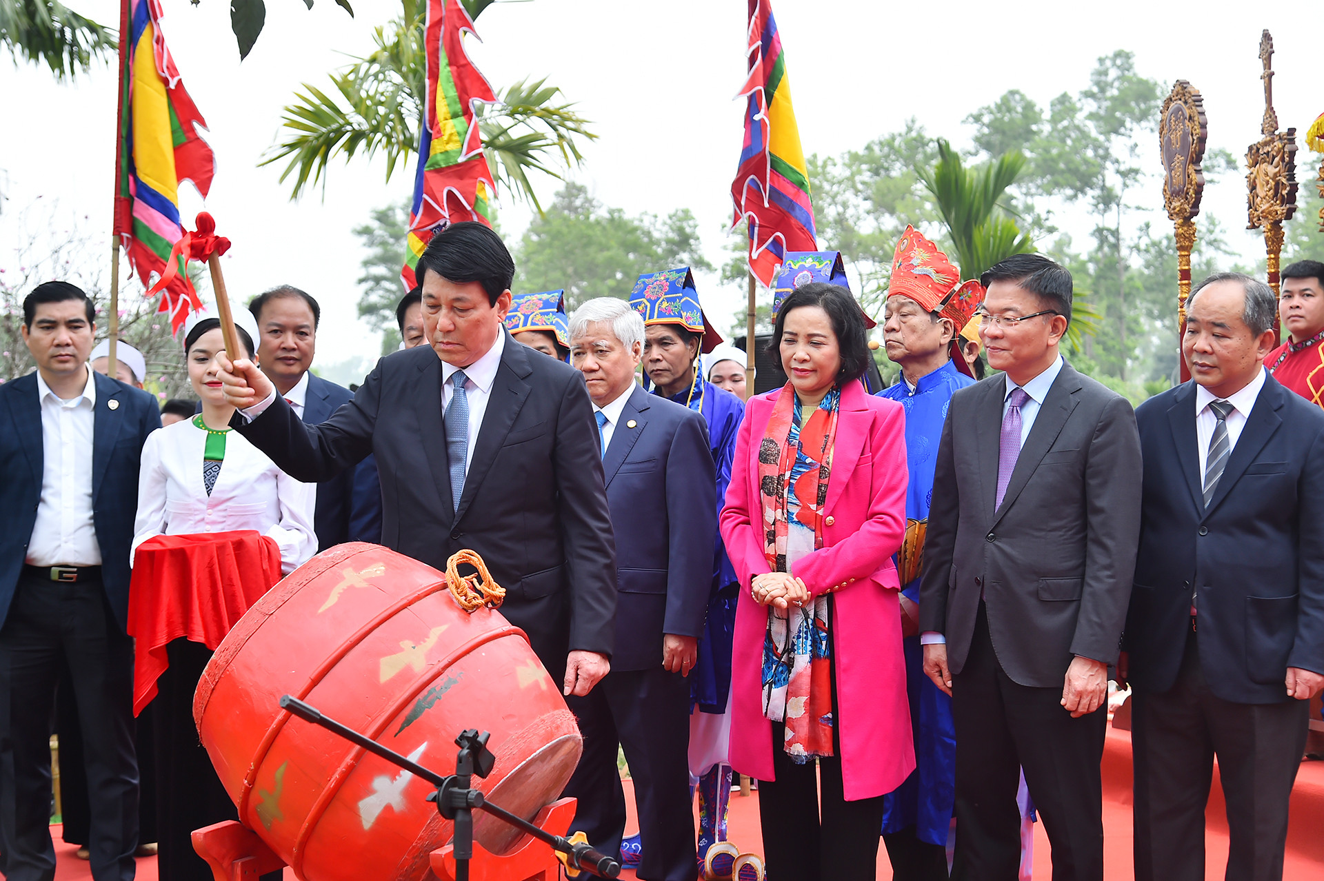 Chủ tịch nước Lương Cường đánh trống khai hội Khai hạ của dân tộc Mường ở Hòa Bình.