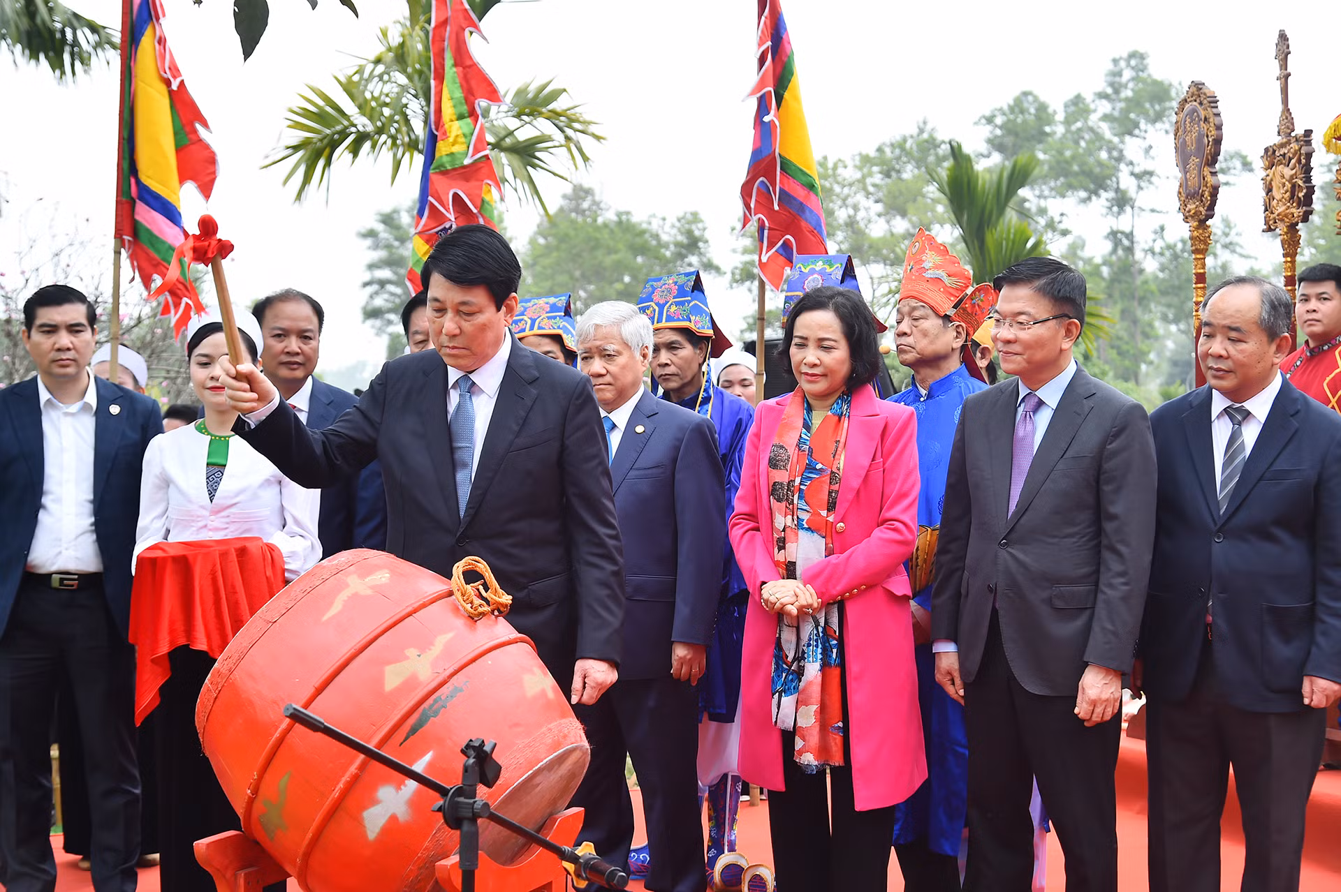 Chủ tịch nước Lương Cường đánh trống khai hội Khai hạ của dân tộc Mường ở Hòa Bình.