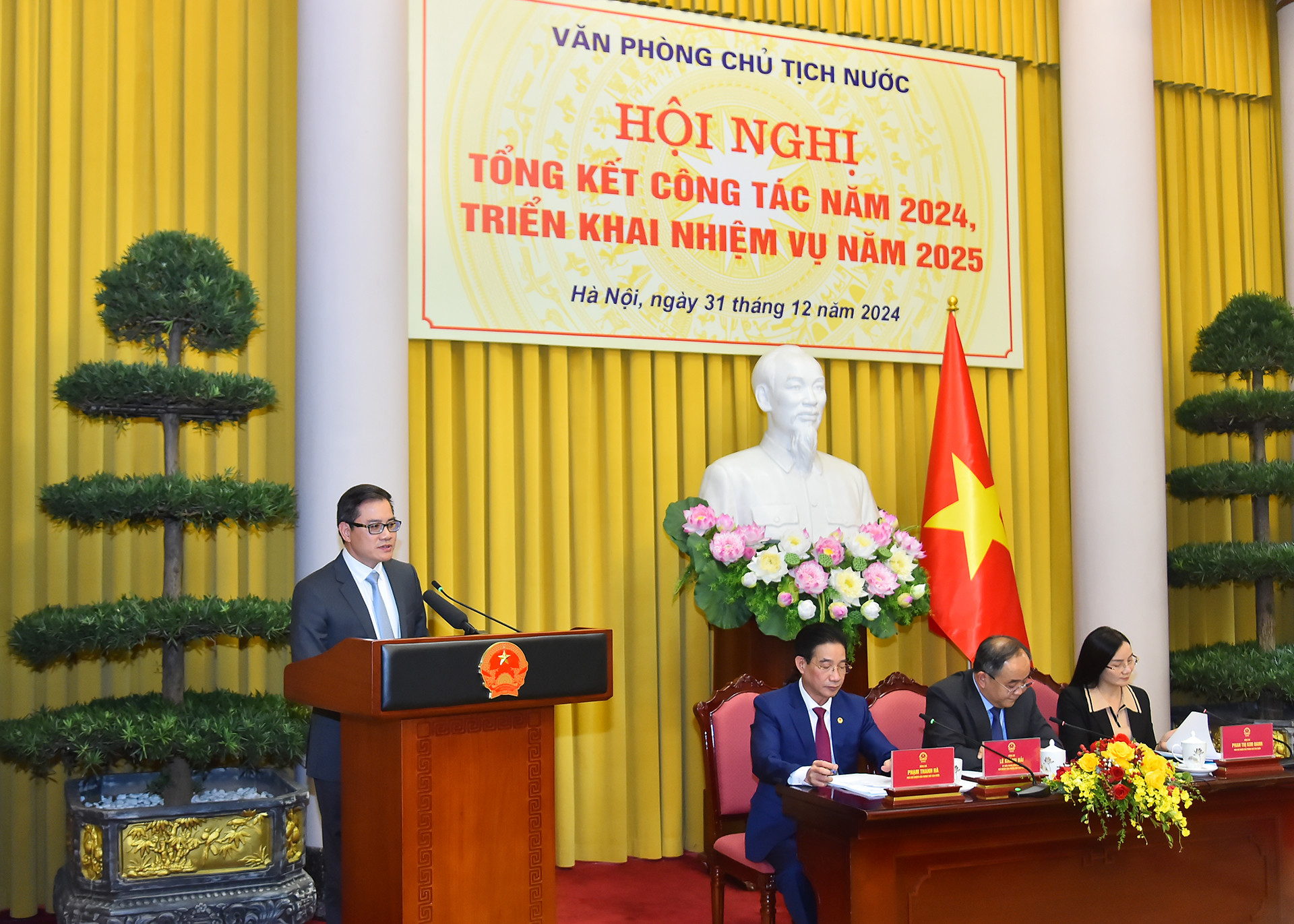 Vụ trưởng Vụ Pháp luật (Văn phòng Chủ tịch nước) Nguyễn Việt Đức trình bày tham luận.