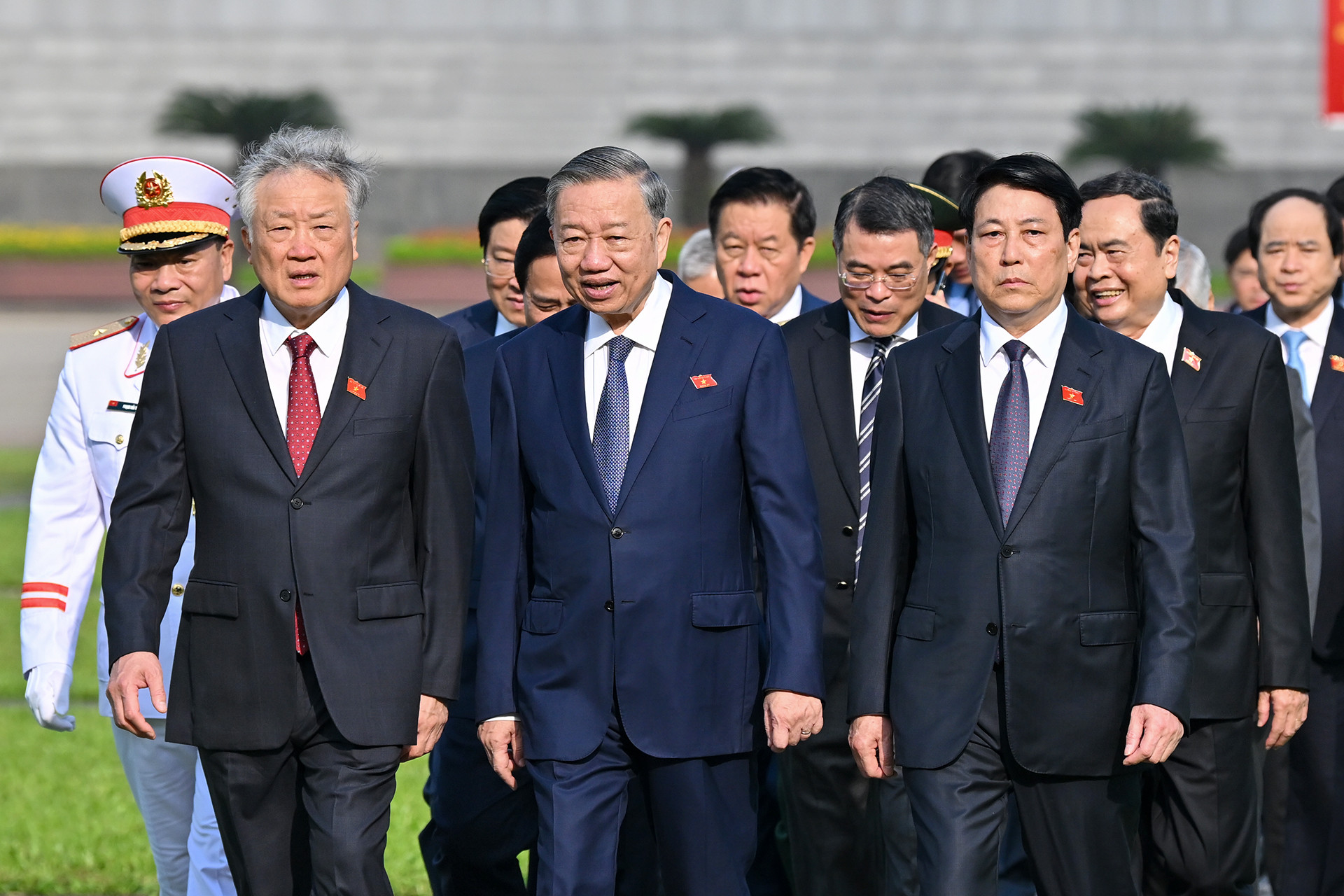 [Ảnh] Các đại biểu Quốc hội vào Lăng viếng Chủ tịch Hồ Chí Minh ảnh 8