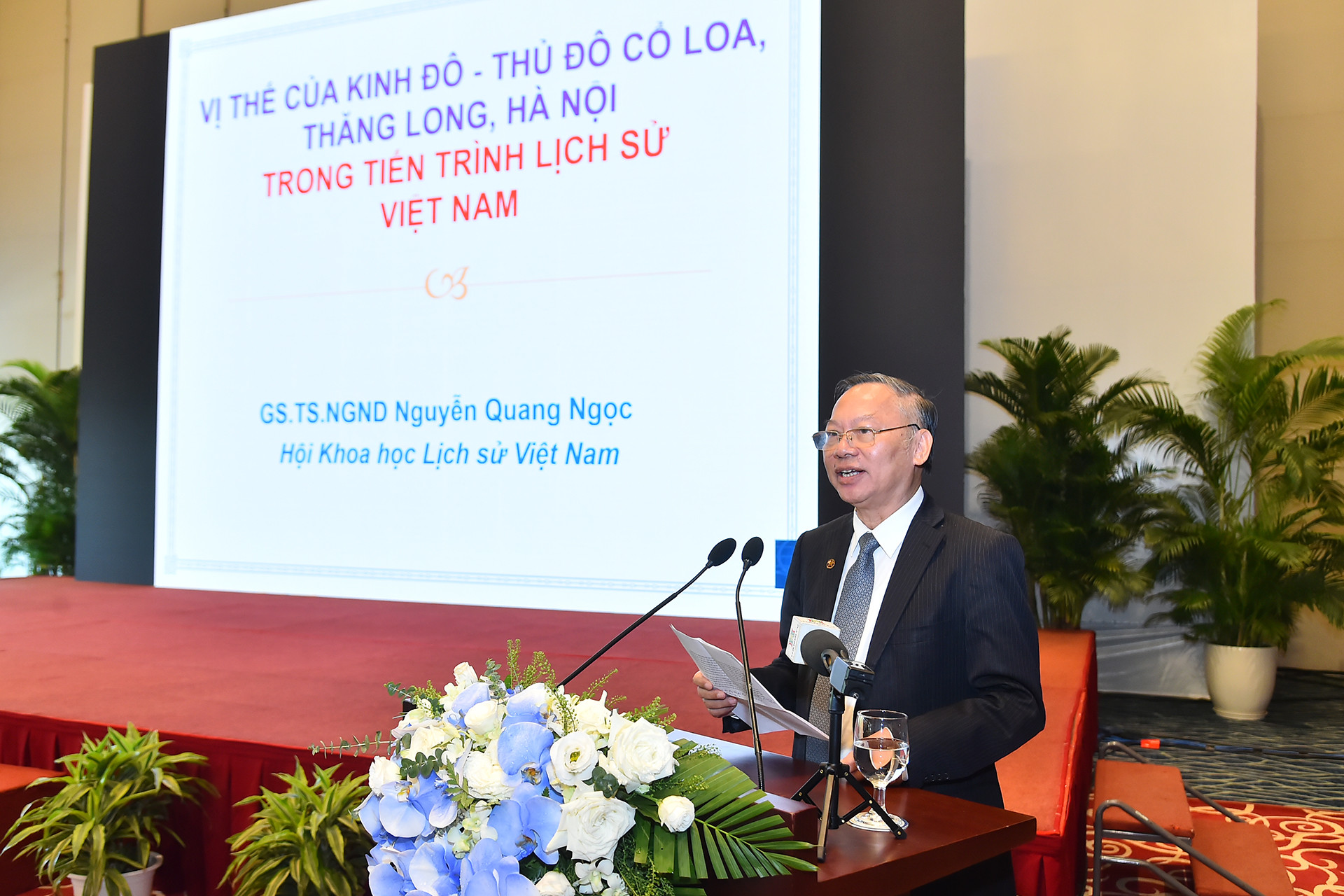 GS,TS, Nhà giáo Nhân dân Nguyễn Quang Ngọc trình bày tham luận "Vị thế của kinh đô-Thủ đô Cổ Loa, Thăng Long, Hà Nội trong tiến trình lịch sử Việt Nam" tại hội thảo.