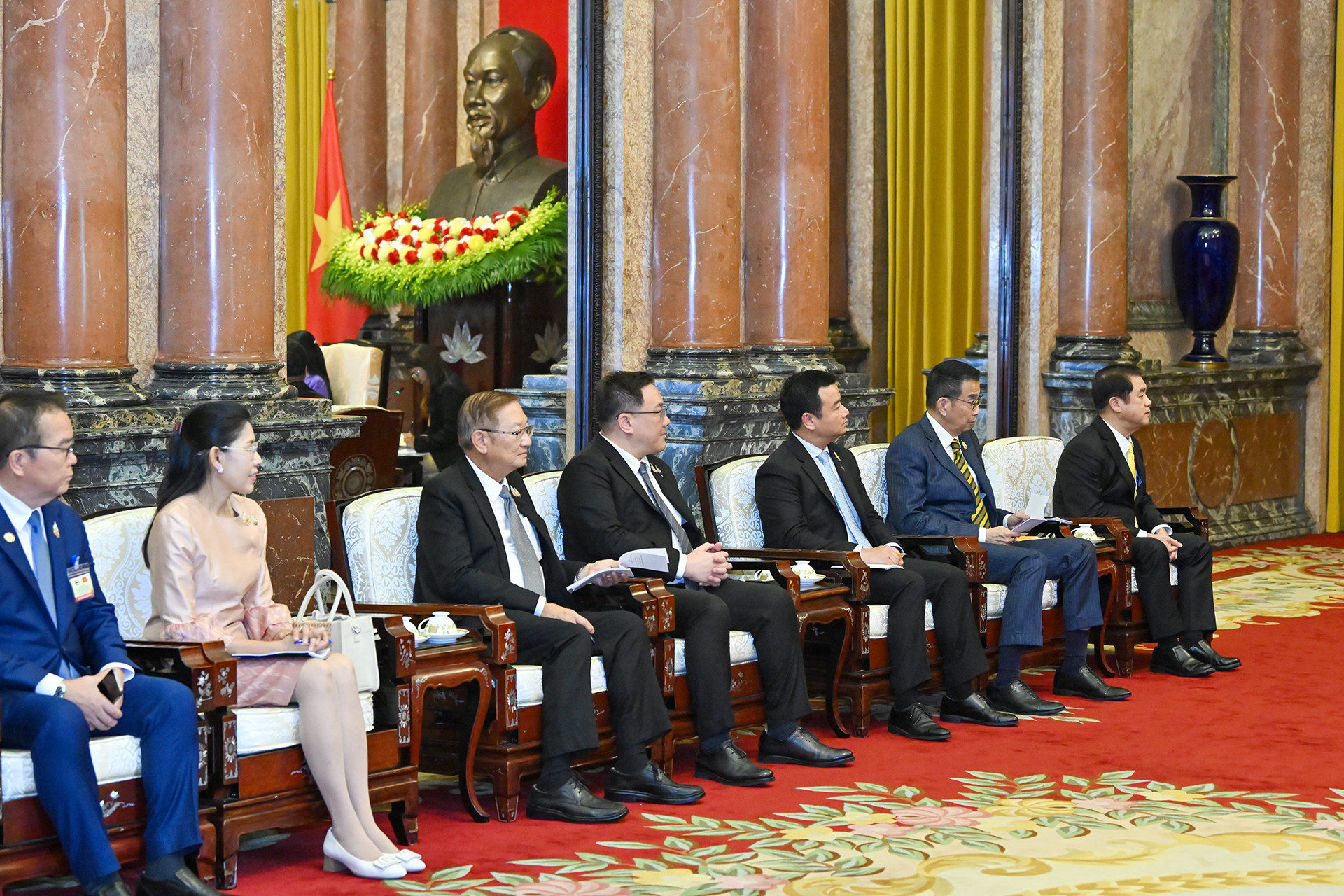 Các đại biểu tháp tùng Thủ tướng Thái Lan Paetongtarn Shinawatra tại buổi tiếp.