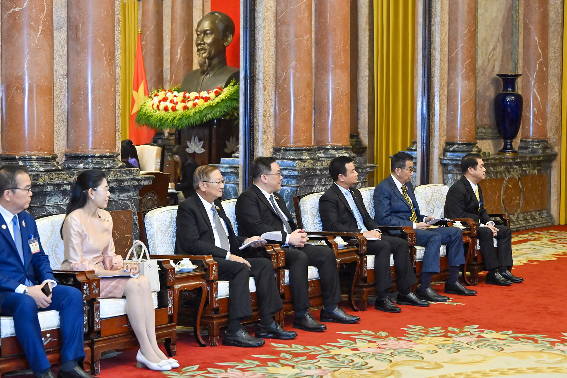 Các đại biểu tháp tùng Thủ tướng Thái Lan Paetongtarn Shinawatra tại buổi tiếp.