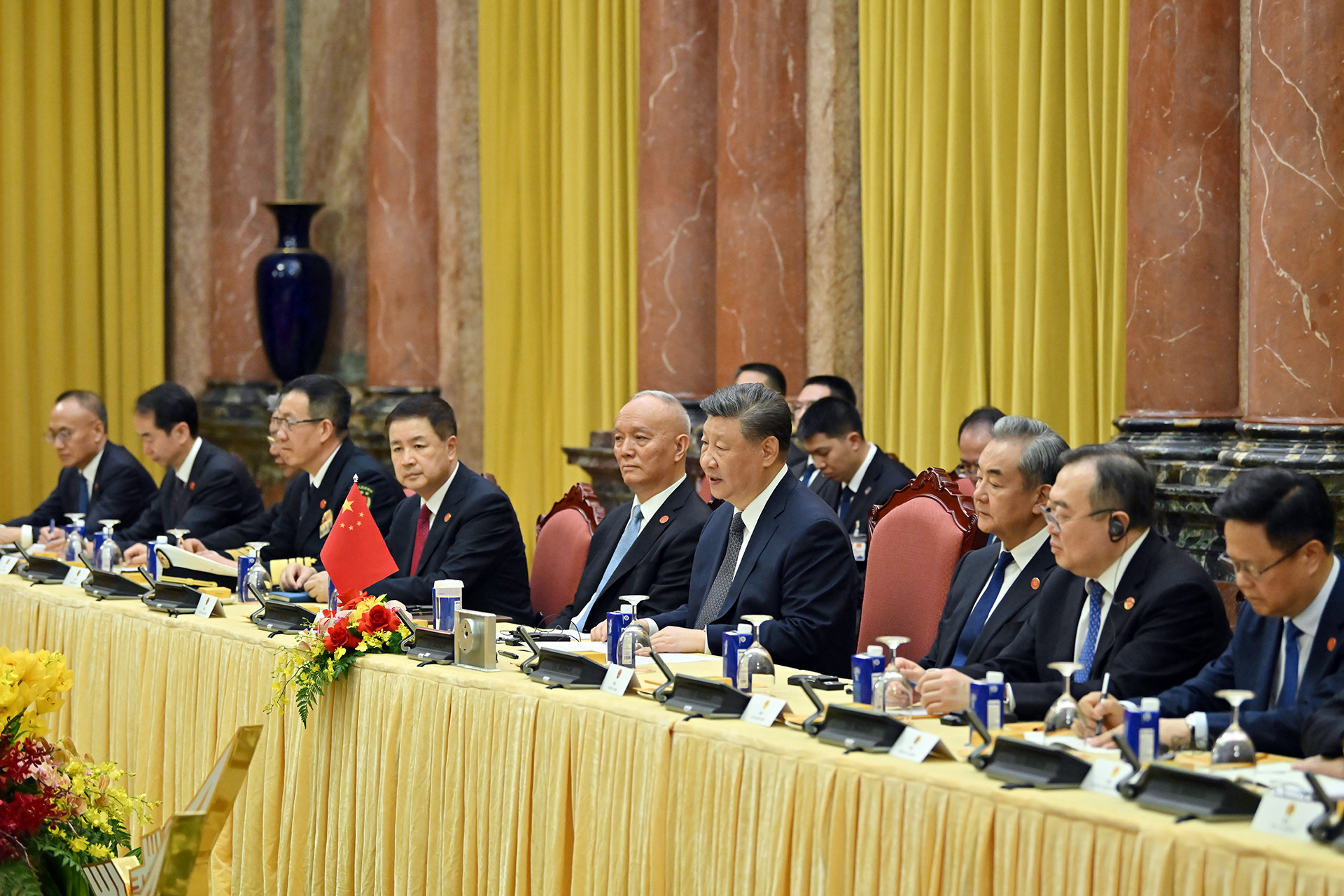 Tổng Bí thư, Chủ tịch Trung Quốc Tập Cận Bình cùng các đại biểu cấp cao tháp tùng tại hội đàm.