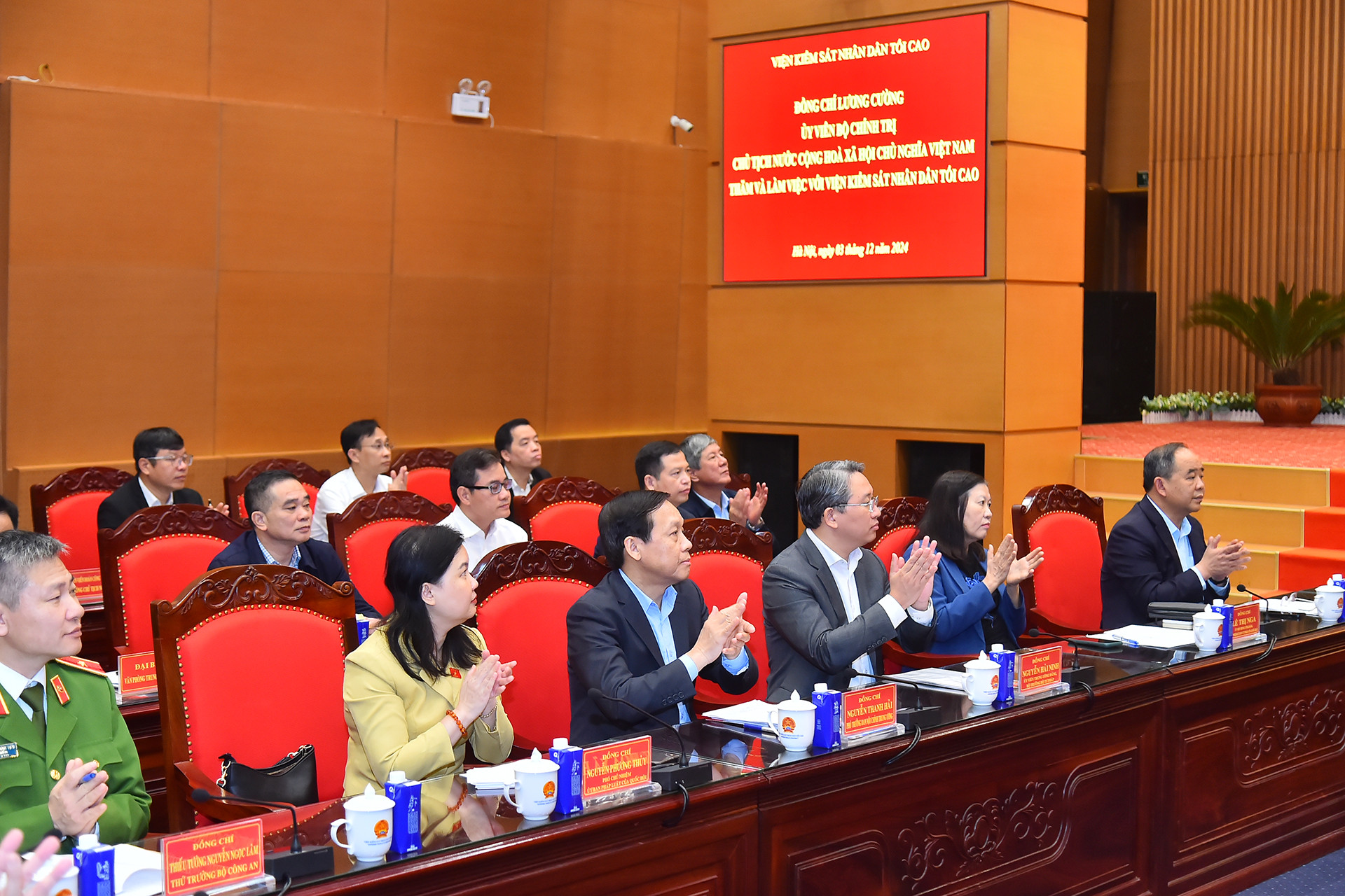 Các đại biểu tham dự buổi làm việc.