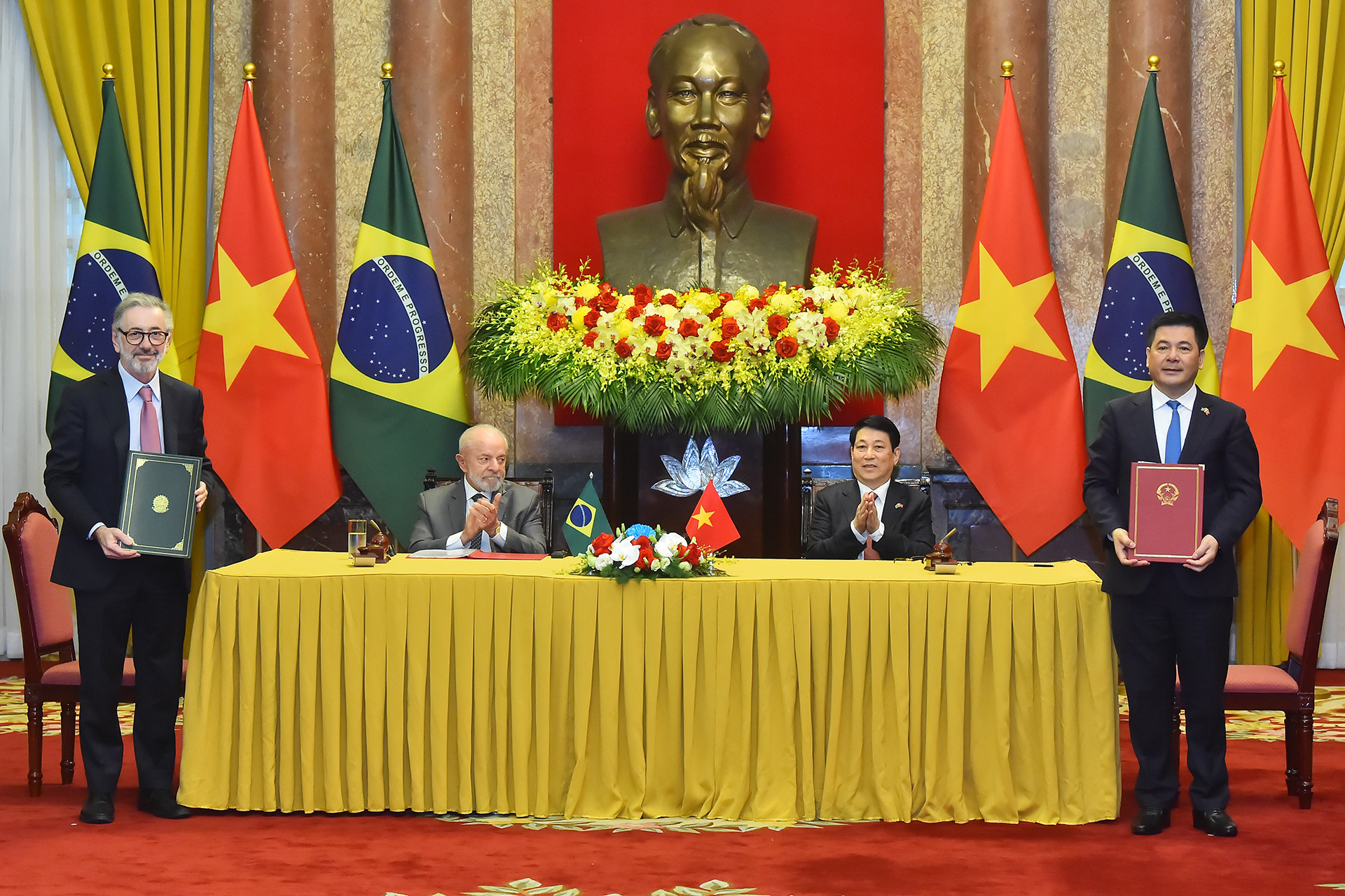 Chủ tịch nước Lương Cường và Tổng thống Brazil Luiz Inácio Lula da Silva chứng kiến lễ trao biên bản ghi nhớ thành lập Tổ công tác thúc đẩy hợp tác thương mại và công nghiệp giữa Bộ Công thương nước Cộng hòa xã hội chủ nghĩa Việt Nam và Bộ Phát triển Công nghiệp, Thương mại và Dịch vụ nước Cộng hòa Liên bang Brazil.