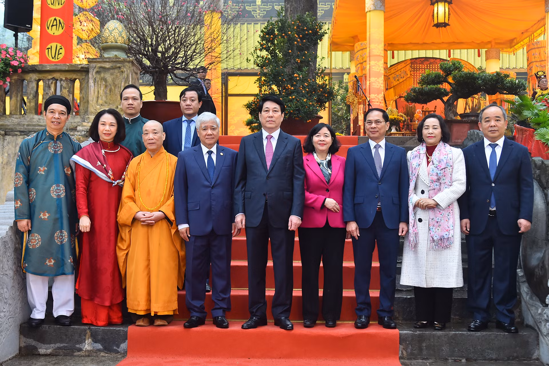 Chủ tịch nước Lương Cường cùng các đồng chí lãnh đạo Đảng, Nhà nước và các đại biểu tại Lễ dâng hương khai Xuân Ất Tỵ 2025.