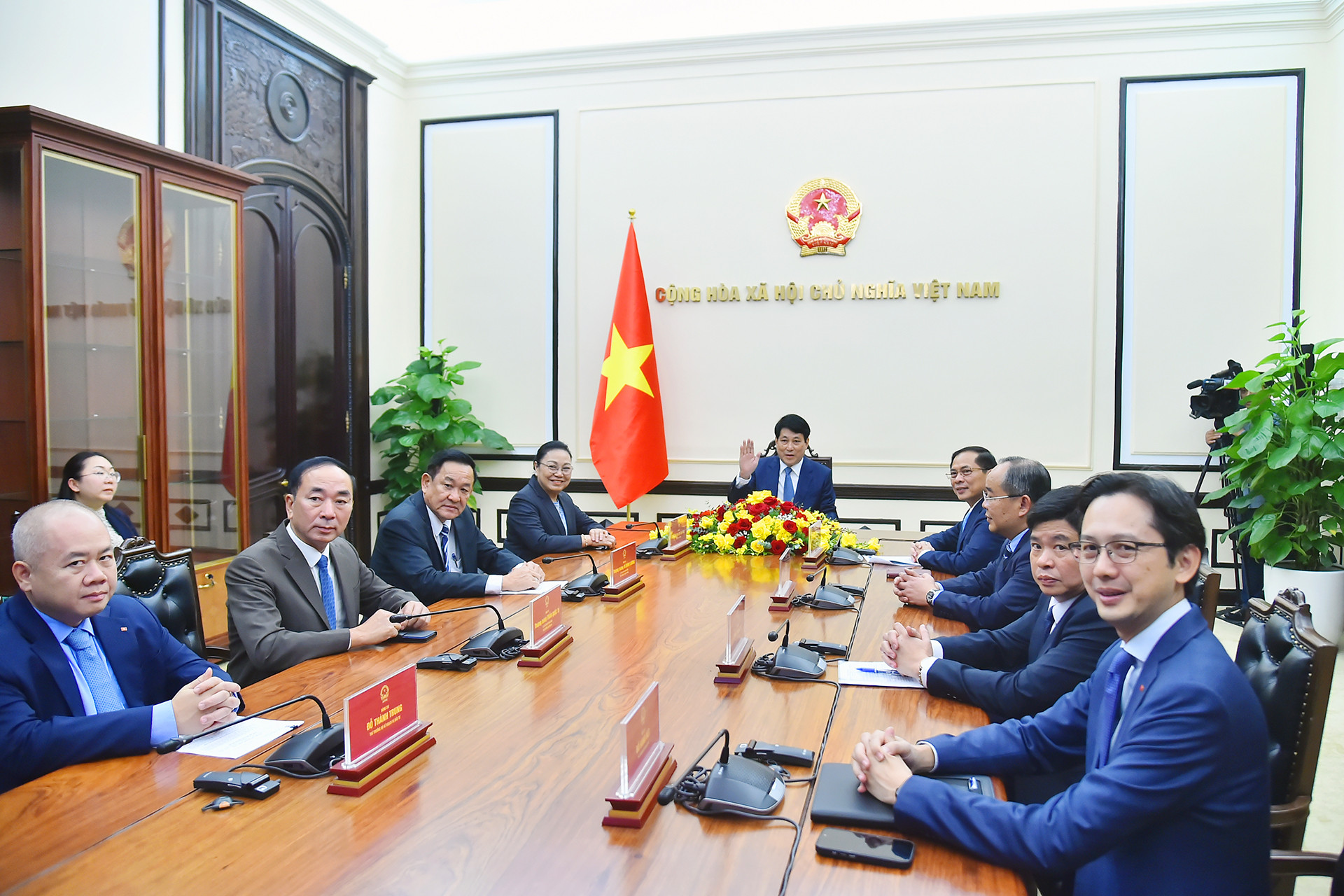 Chủ tịch nước Lương Cường và các đại biểu tại cuộc hội đàm trực tuyến với Tổng Bí thư, Chủ tịch nước Lào Thongloun Sisoulith.