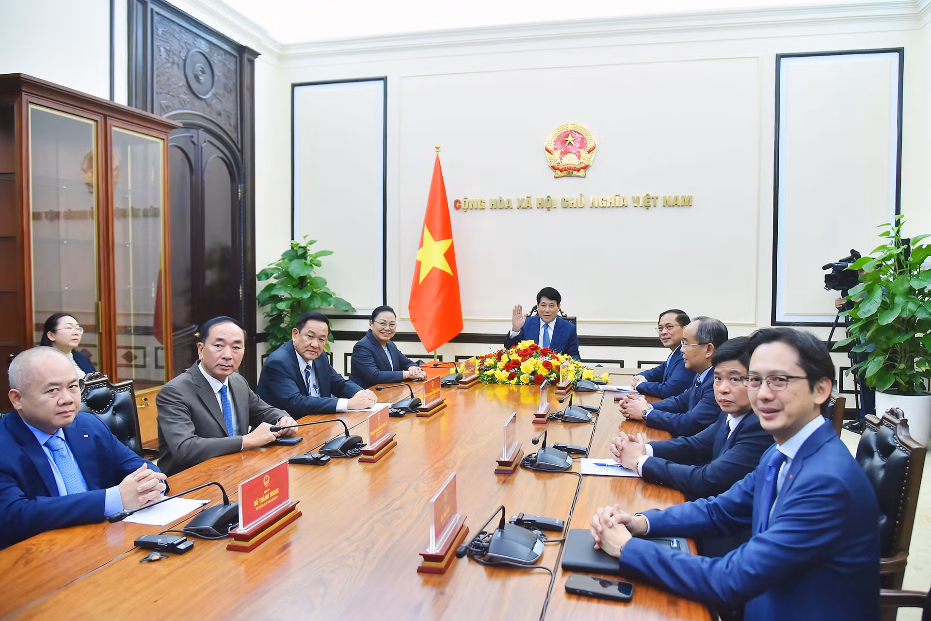 Chủ tịch nước Lương Cường và các đại biểu tại cuộc hội đàm trực tuyến với Tổng Bí thư, Chủ tịch nước Lào Thongloun Sisoulith.