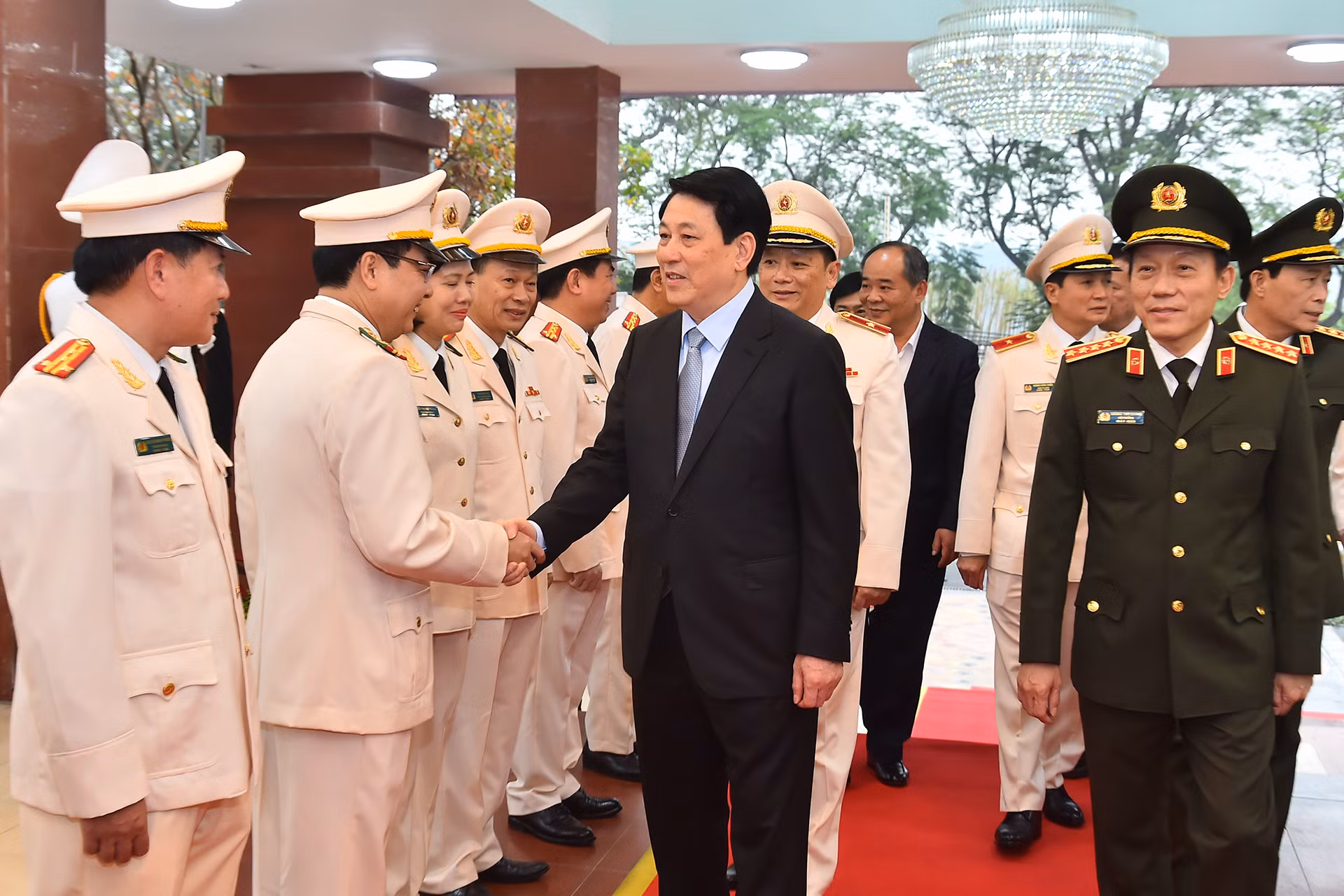 Chủ tịch nước Lương Cường với cán bộ, chiến sĩ Bộ Tư lệnh Cảnh vệ.