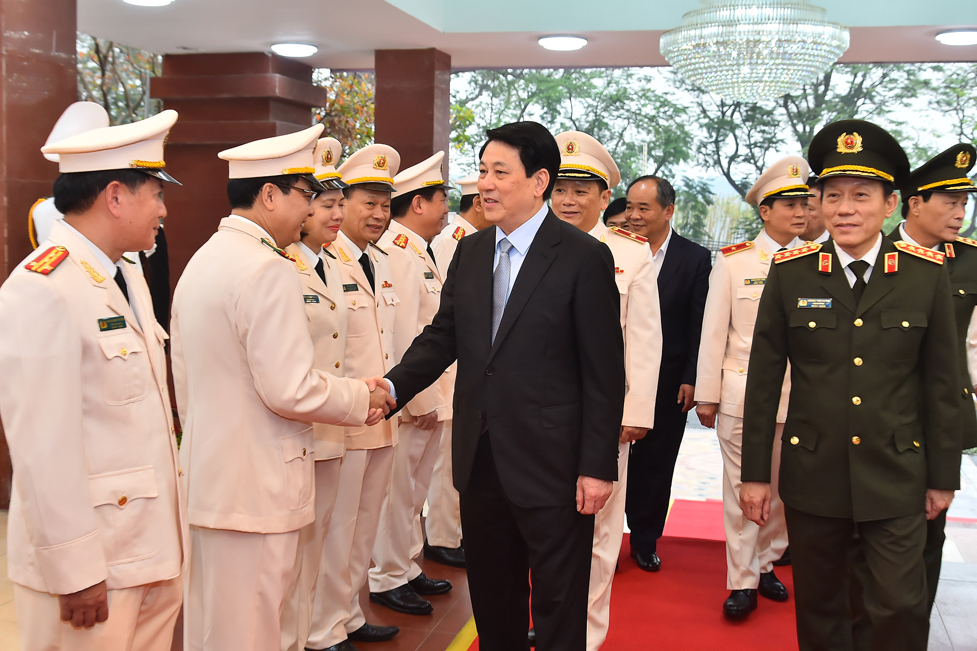 Chủ tịch nước Lương Cường với cán bộ, chiến sĩ Bộ Tư lệnh Cảnh vệ.