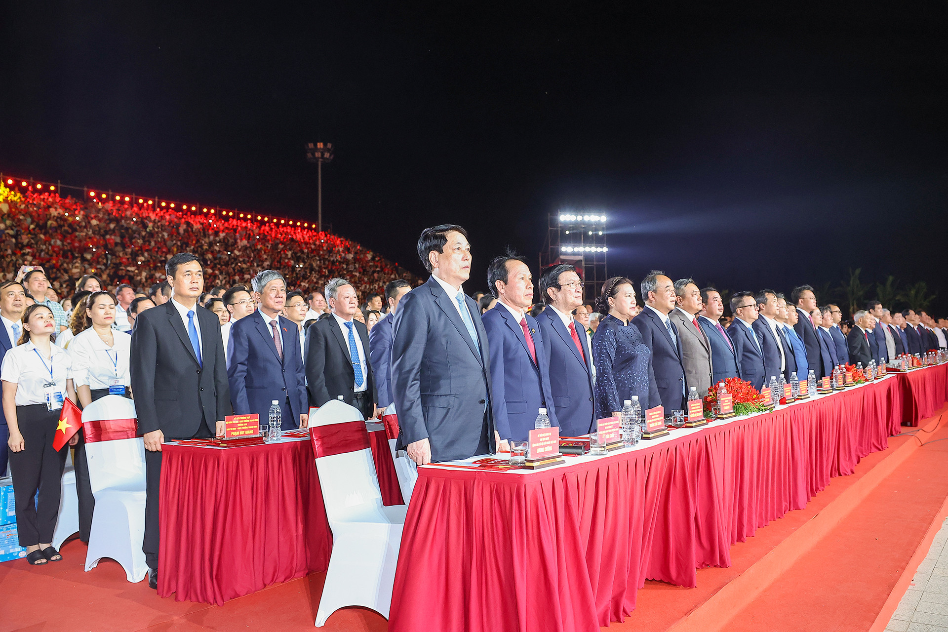 Chủ tịch nước Lương Cường và các đại biểu thực hiện nghi lễ chào cờ tại lễ kỷ niệm.