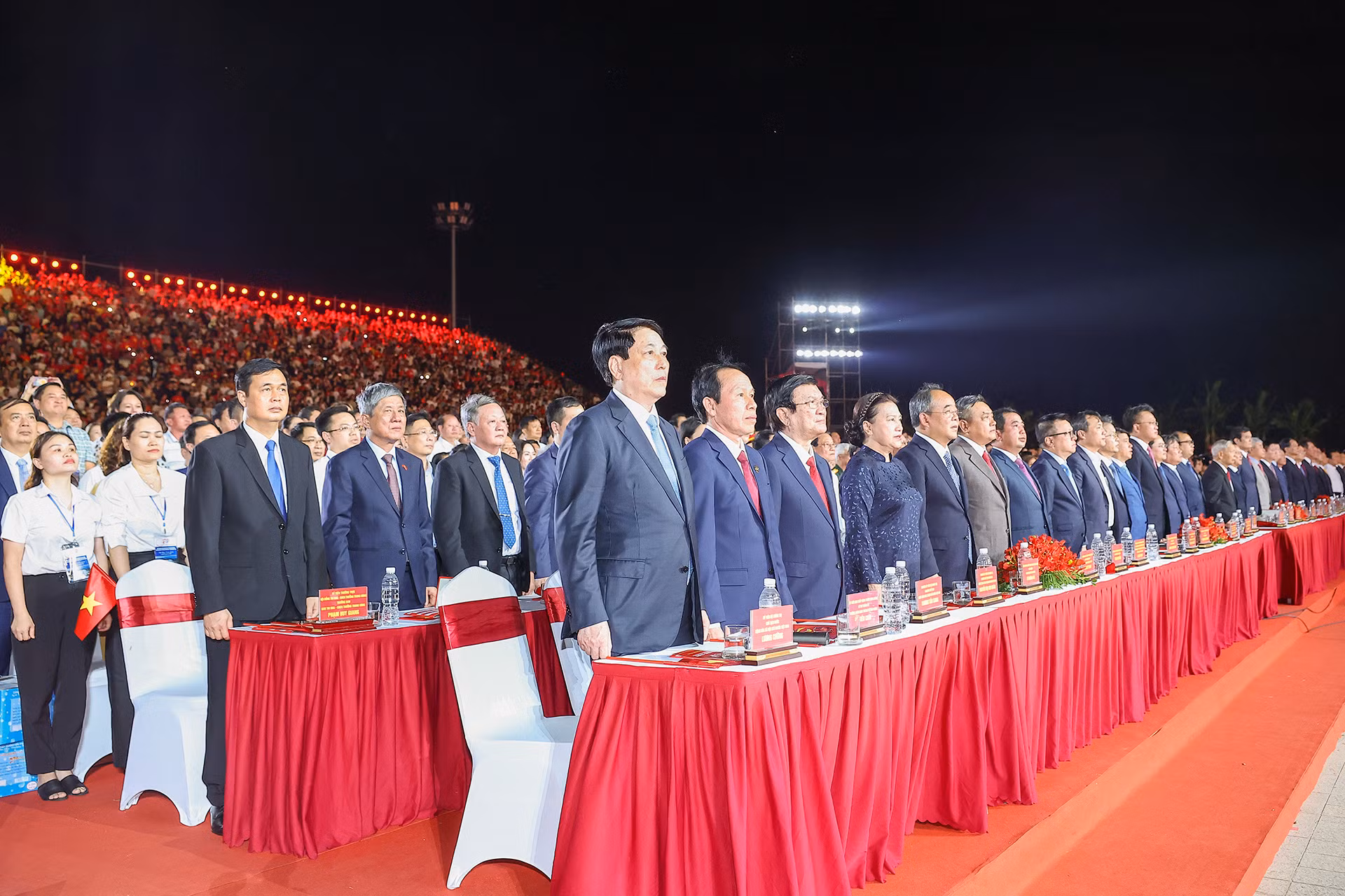 Chủ tịch nước Lương Cường và các đại biểu thực hiện nghi lễ chào cờ tại lễ kỷ niệm.