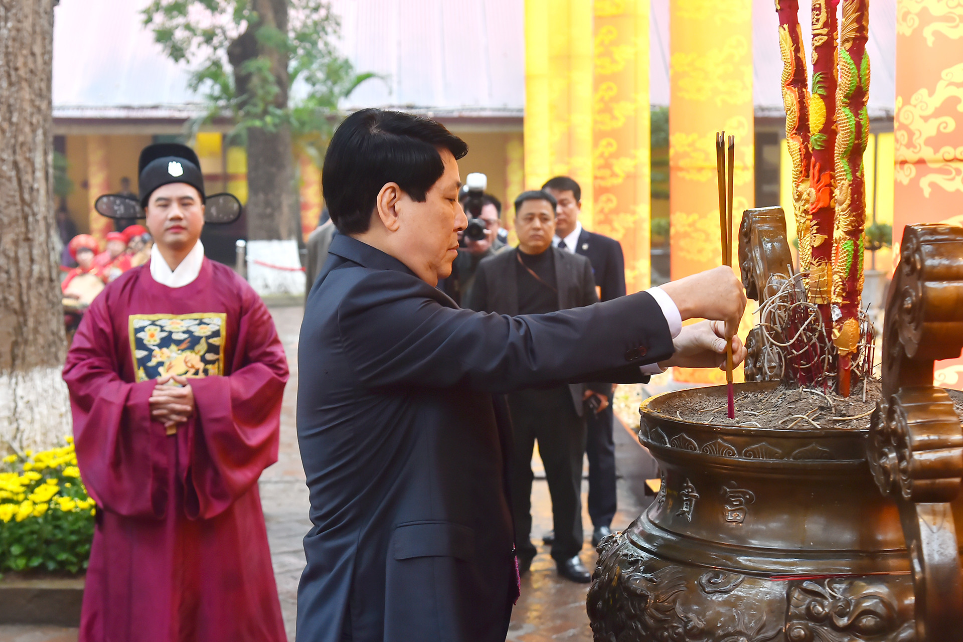 Chủ tịch nước Lương Cường dâng hương tại buổi lễ.