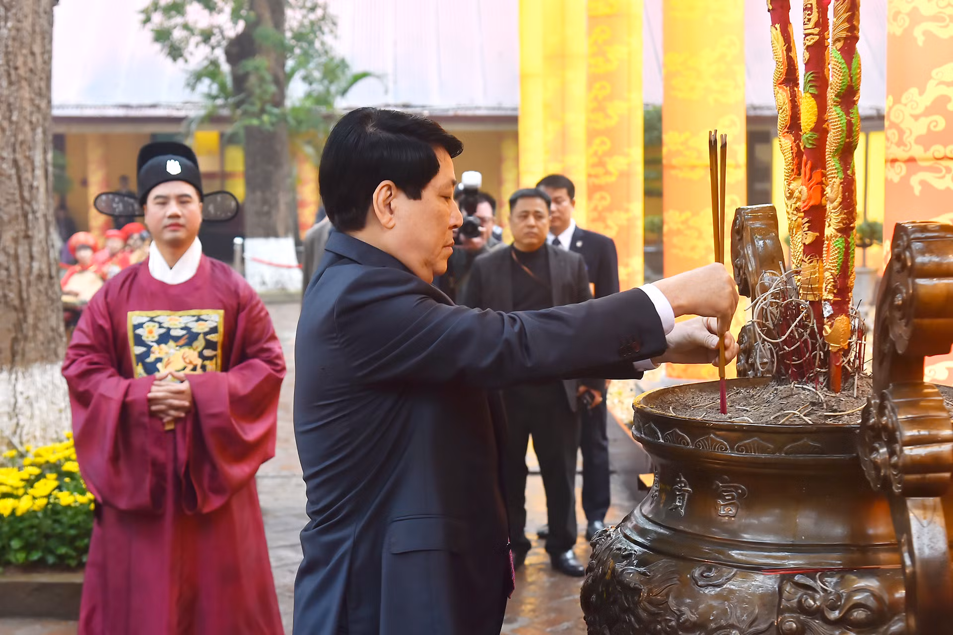 Chủ tịch nước Lương Cường dâng hương tại buổi lễ.