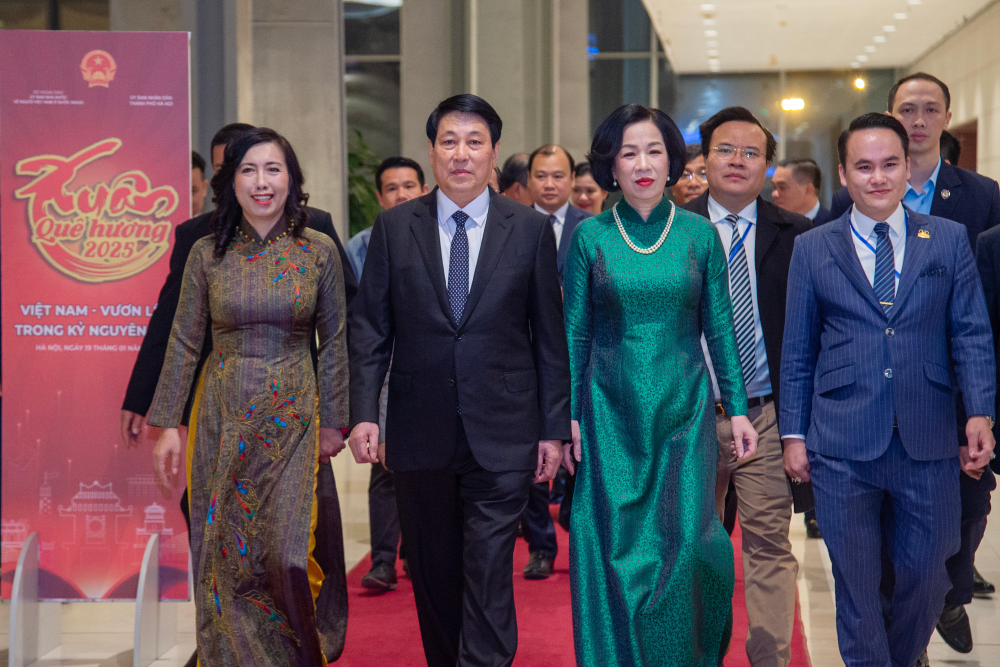 [Ảnh] Chủ tịch nước Lương Cường và Phu nhân dự Chương trình giao lưu nghệ thuật "Xuân Quê hương 2025" ảnh 1