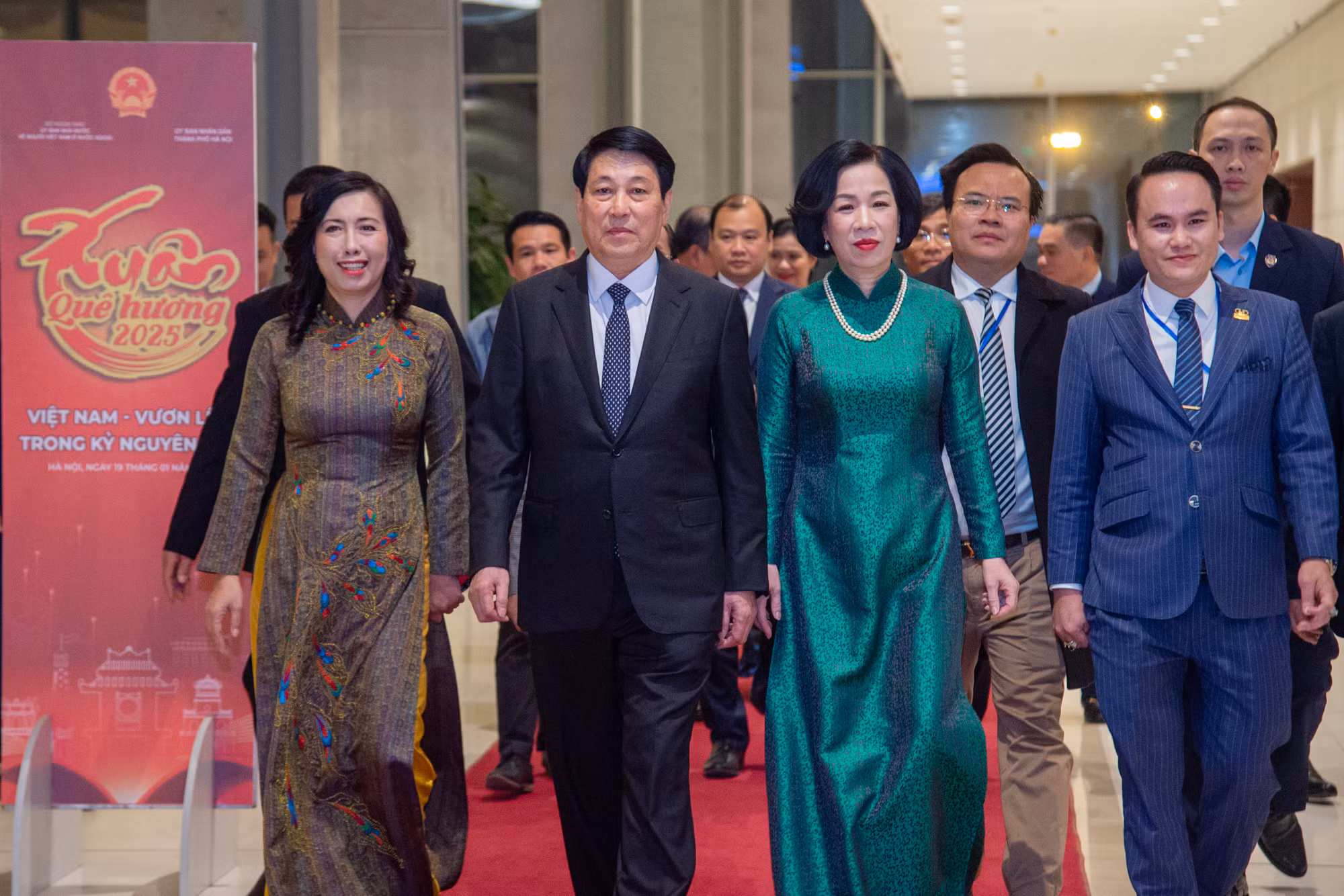 [Ảnh] Chủ tịch nước Lương Cường và Phu nhân dự Chương trình giao lưu nghệ thuật "Xuân Quê hương 2025" ảnh 1