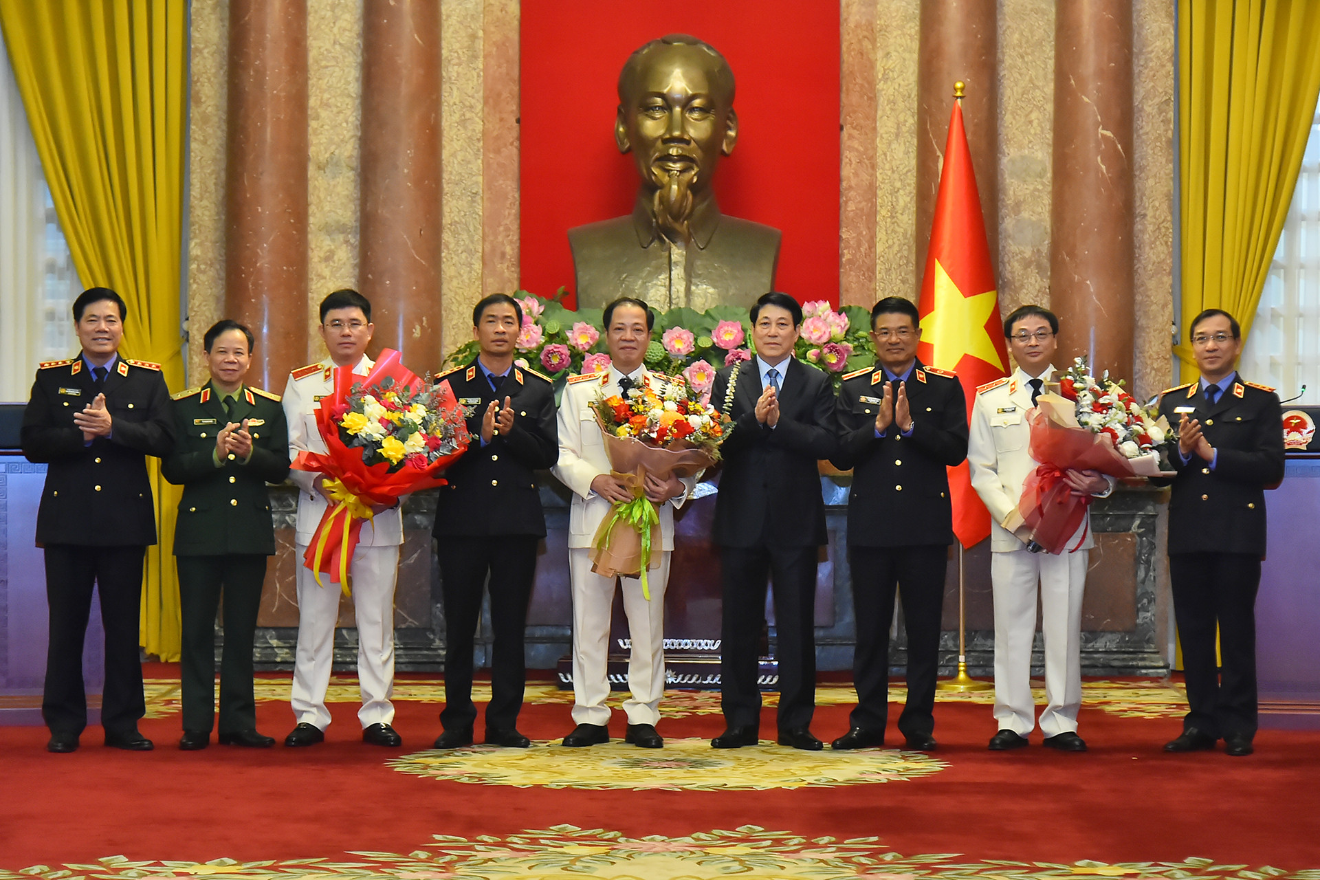 Chủ tịch nước Lương Cường với các đồng chí được bổ nhiệm và lãnh đạo Viện Kiểm sát nhân dân tối cao tại buổi lễ.