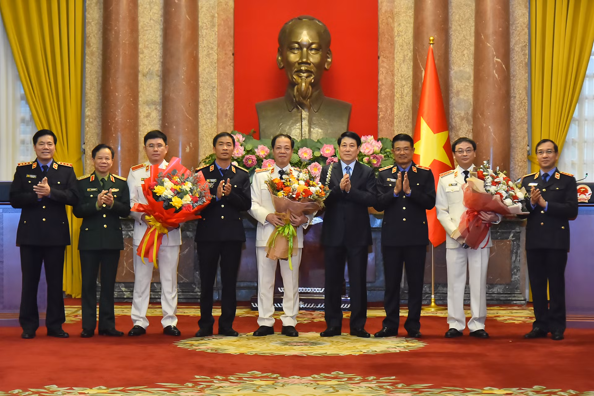 Chủ tịch nước Lương Cường với các đồng chí được bổ nhiệm và lãnh đạo Viện Kiểm sát nhân dân tối cao tại buổi lễ.