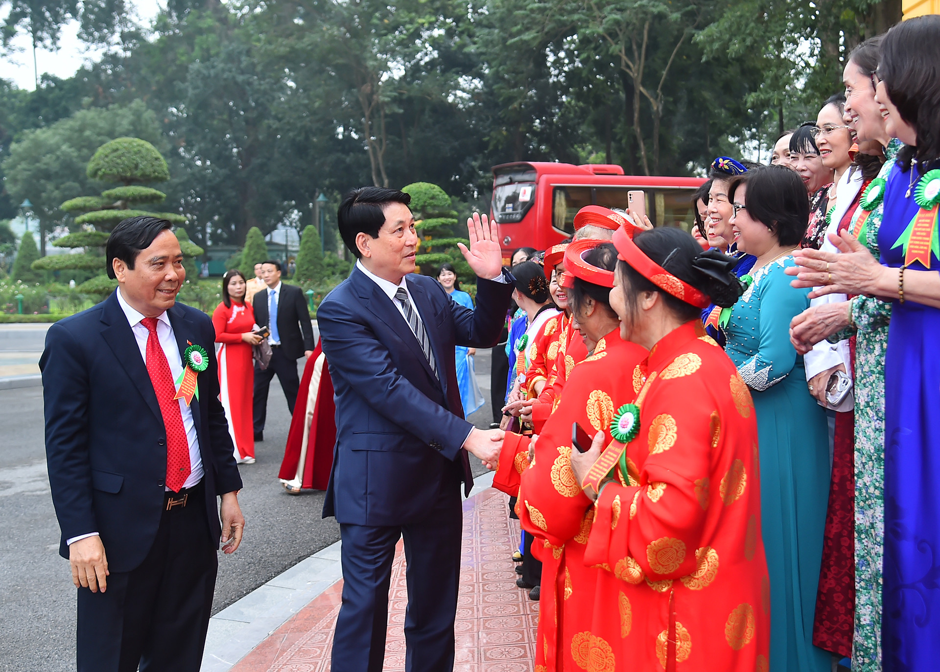 Chủ tịch nước Lương Cường với các đại biểu phụ nữ cao tuổi tiêu biểu toàn quốc tại buổi gặp mặt.