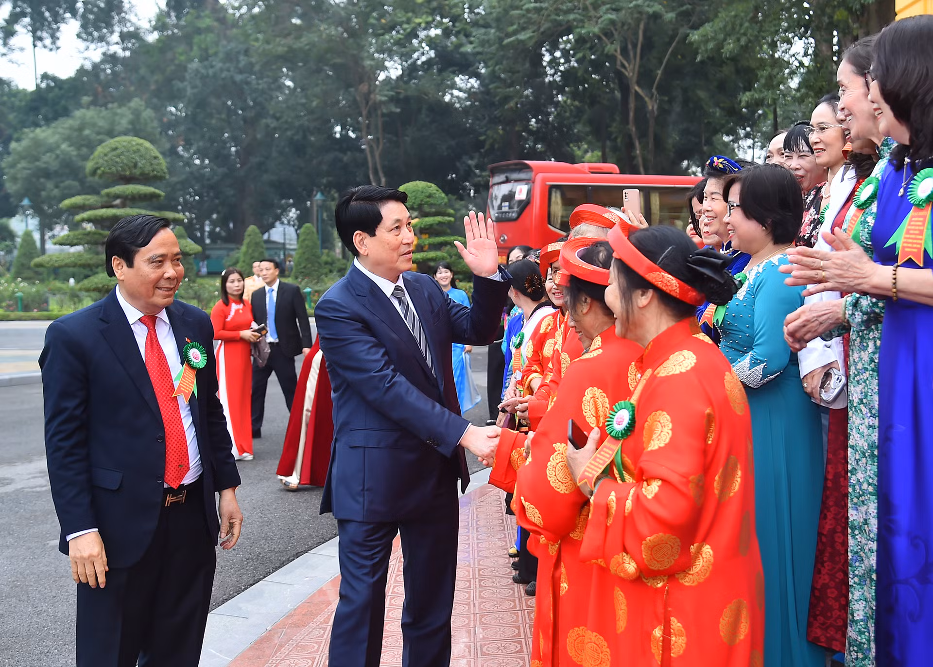 Chủ tịch nước Lương Cường với các đại biểu phụ nữ cao tuổi tiêu biểu toàn quốc tại buổi gặp mặt.