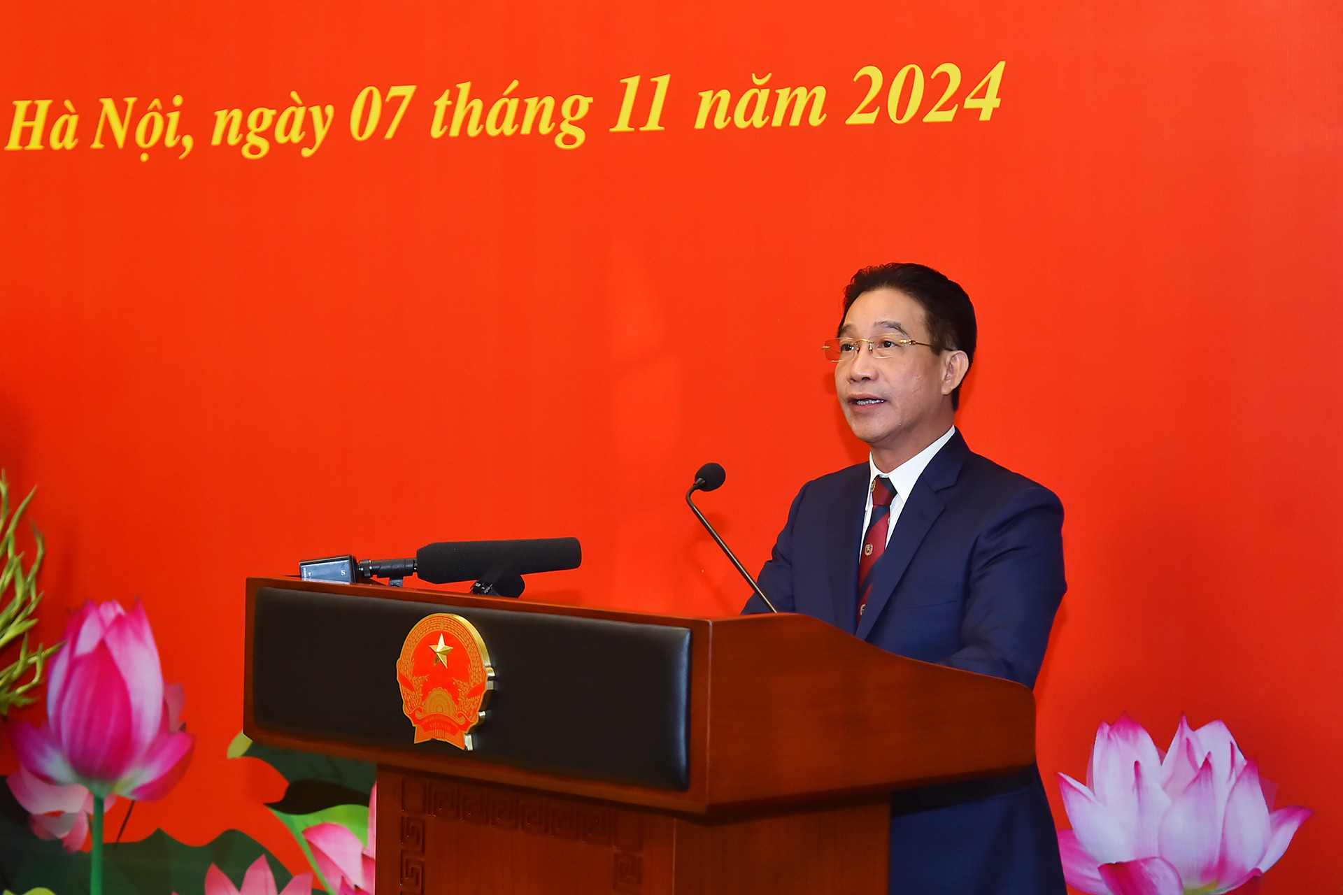 Phó Chủ nhiệm Văn phòng Chủ tịch nước Phạm Thanh Hà đọc quyết định của Đảng ủy Khối các Cơ quan Trung ương về việc trao Huy hiệu 30 năm tuổi đảng, tặng Phó Chủ tịch nước Võ Thị Ánh Xuân.