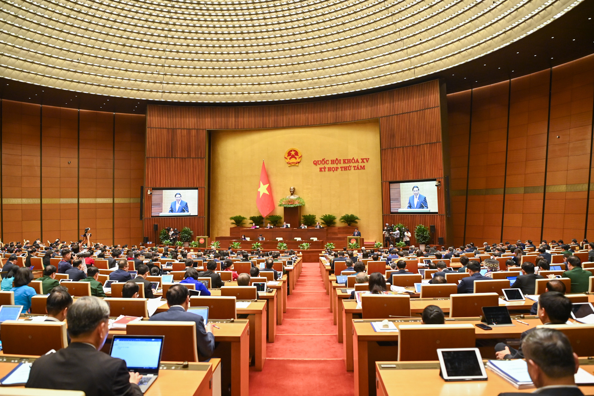 Kỳ họp thứ 8, Quốc hội khoá VX sẽ diễn ra 2 đợt. Đợt 1 từ ngày 21/10 đến 13/11, đợt 2 từ ngày 20/11 đến sáng 30/11, theo hình thức họp tập trung tại Nhà Quốc hội với nhiều nội dung, quyết sách quan trọng.