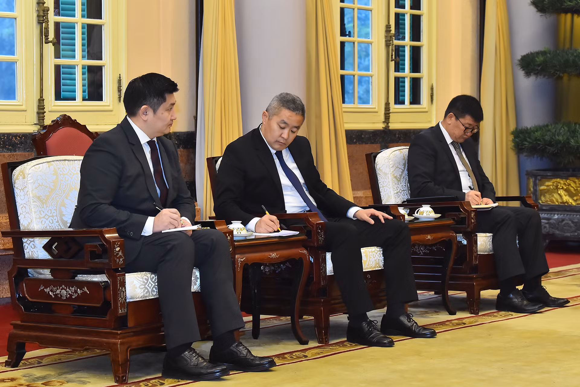 Các đại biểu tháp tùng Chánh Văn phòng Tổng thống Mông Cổ Gombojav Zandanshatar tham dự buổi tiếp.