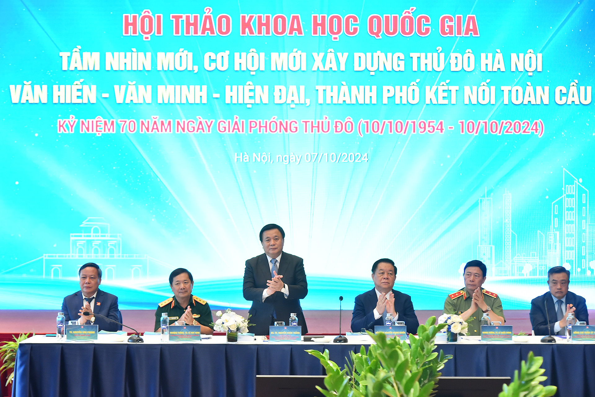 Các đồng chí lãnh đạo Đảng, Nhà nước, Bộ Quốc phòng, Bộ Công an và thành phố Hà Nội tại Hội thảo khoa học quốc gia “Tầm nhìn mới, cơ hội mới xây dựng Thủ đô Hà Nội văn hiến-văn minh-hiện đại, thành phố kết nối toàn cầu”.