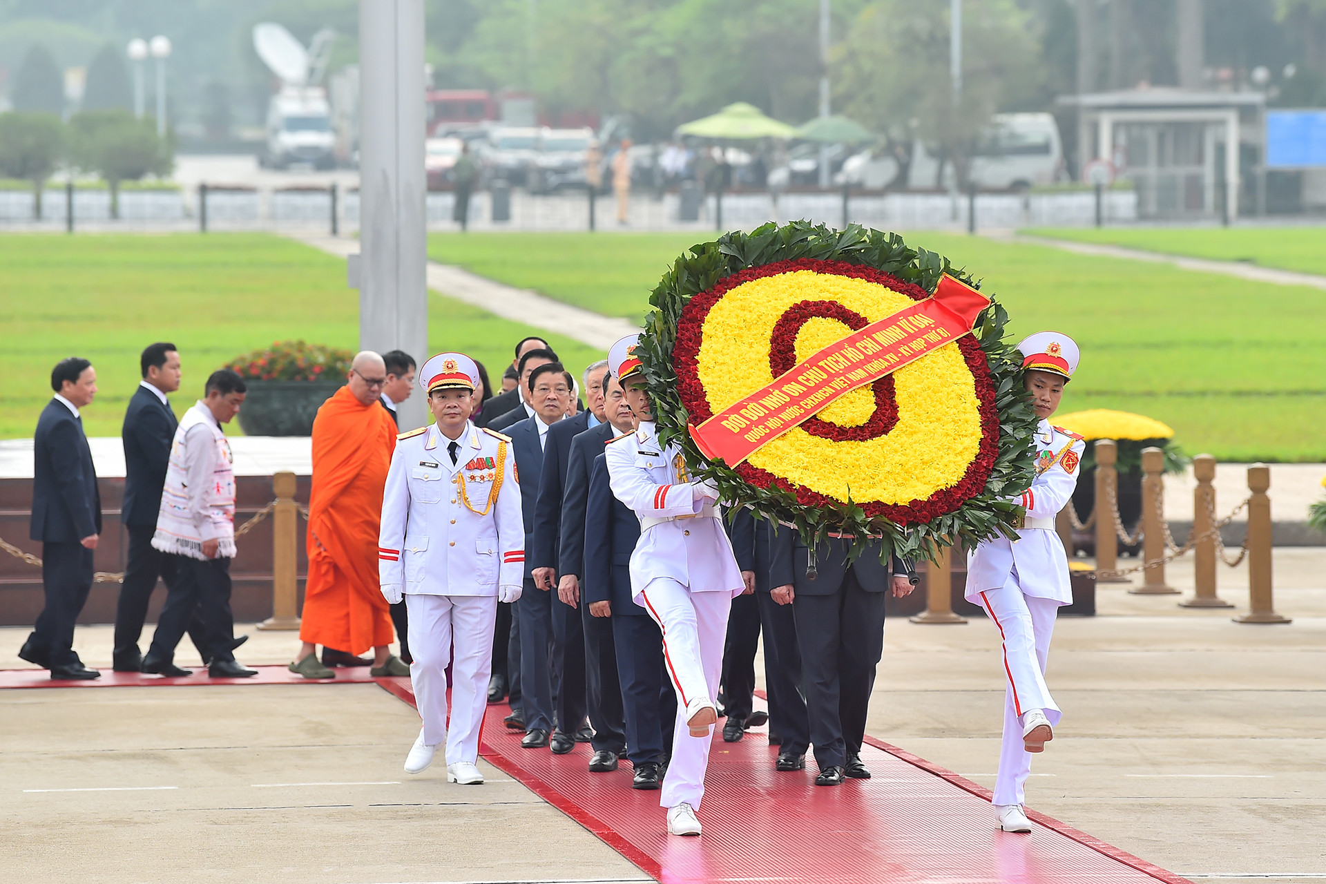 Các đồng chí lãnh đạo Đảng, Nhà nước cùng các đại biểu Quốc hội vào Lăng viếng Chủ tịch Hồ Chí Minh. Vòng hoa của đoàn mang dòng chữ “Đời đời nhớ ơn Chủ tịch Hồ Chí Minh vĩ đại - Quốc hội nước Cộng hòa xã hội chủ nghĩa Việt Nam khóa XV - Kỳ họp thứ 8”.