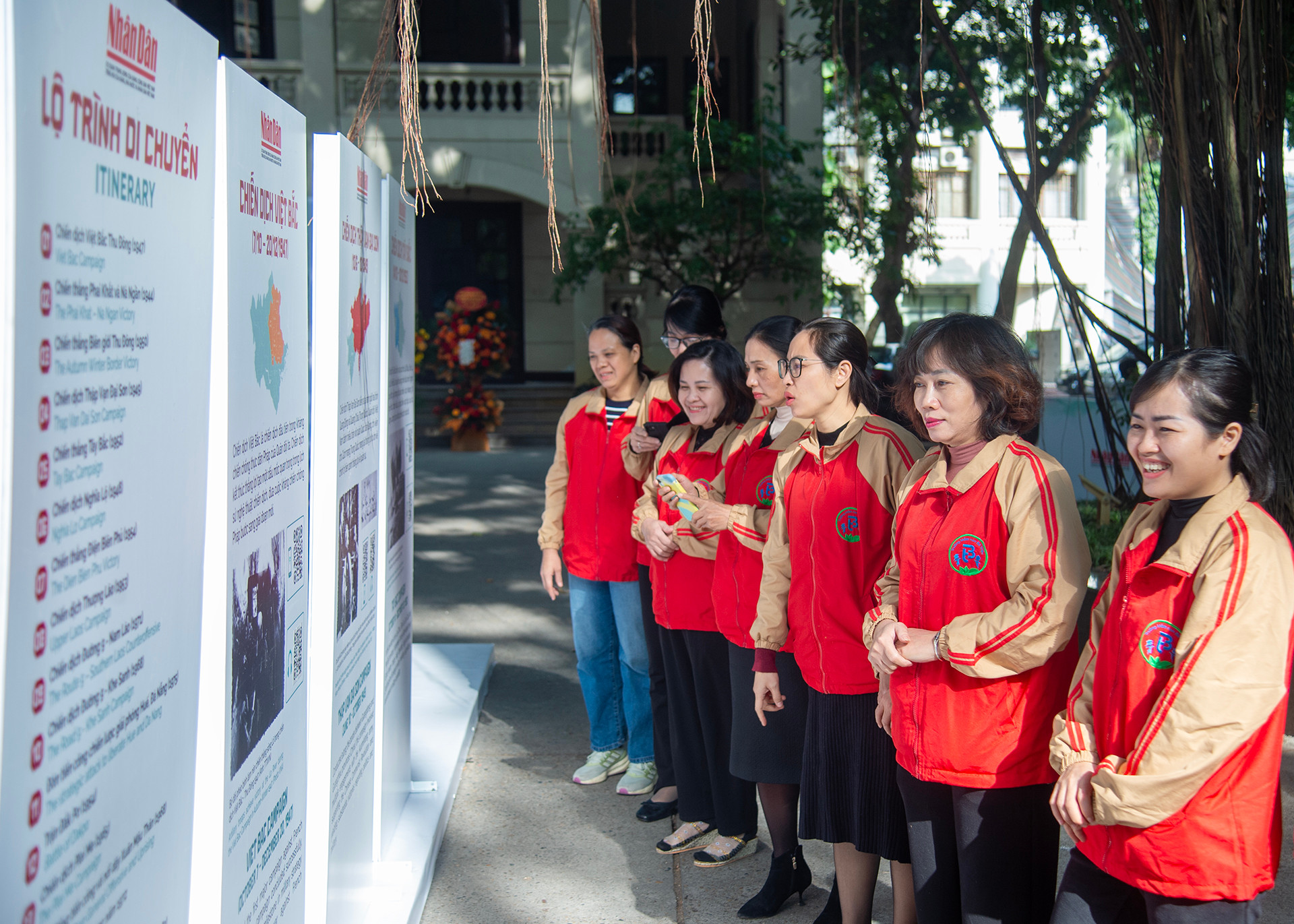 Triển lãm cũng là dịp để các trường học trên địa bàn thành phố Hà Nội tổ chức hoạt động ngoại khóa để tìm hiểu về Quân đội nhân dân Việt Nam trong đợt kỷ niệm đặc biệt năm nay.