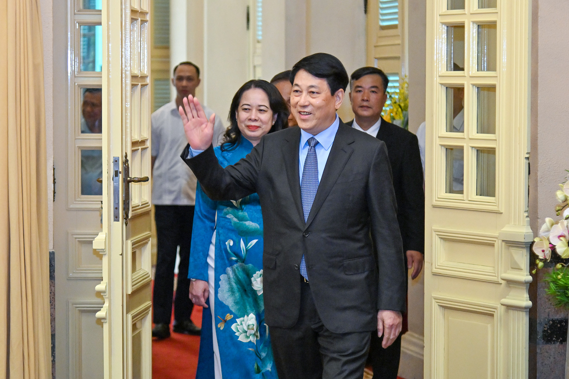 [Ảnh] Chủ tịch nước Lương Cường trao huy hiệu 40 năm tuổi Đảng tặng Chủ nhiệm Văn phòng Chủ tịch nước Lê Khánh Hải ảnh 1