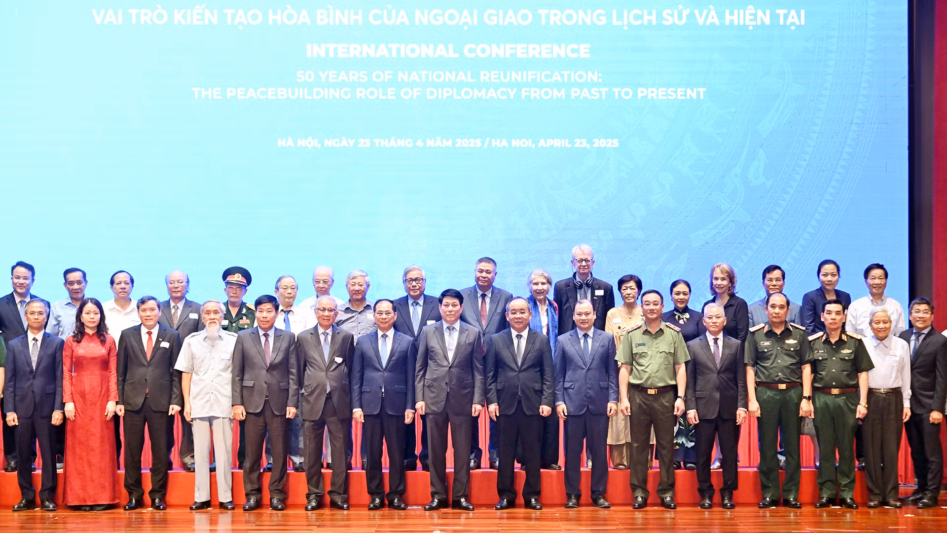 Chủ tịch nước Lương Cường với các đại biểu tại Hội thảo quốc tế với chủ đề “50 năm thống nhất đất nước: Vai trò kiến tạo của Ngoại giao trong lịch sử và hiện tại”. 
