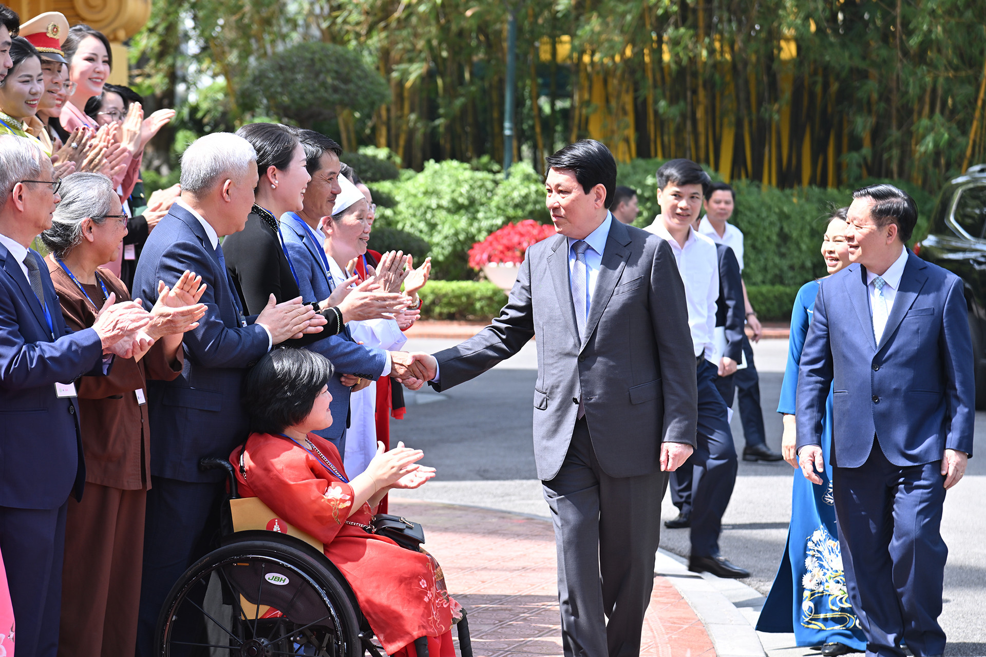 Chủ tịch nước Lương Cường với các điển hình tiêu biểu Chương trình Việc tử tế và các đại biểu tại buổi gặp mặt.