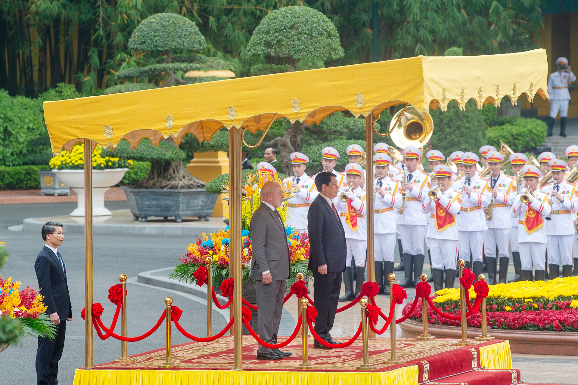 Chủ tịch nước Lương Cường và Tổng thống Brazil Luiz Inácio Lula da Silva trên bục danh dự nghe quân nhạc cử Quốc thiều hai nước. Chủ tịch nước Lương Cường và Tổng thống Brazil Luiz Inácio Lula da Silva trên bục danh dự nghe quân nhạc cử Quốc thiều hai nước.