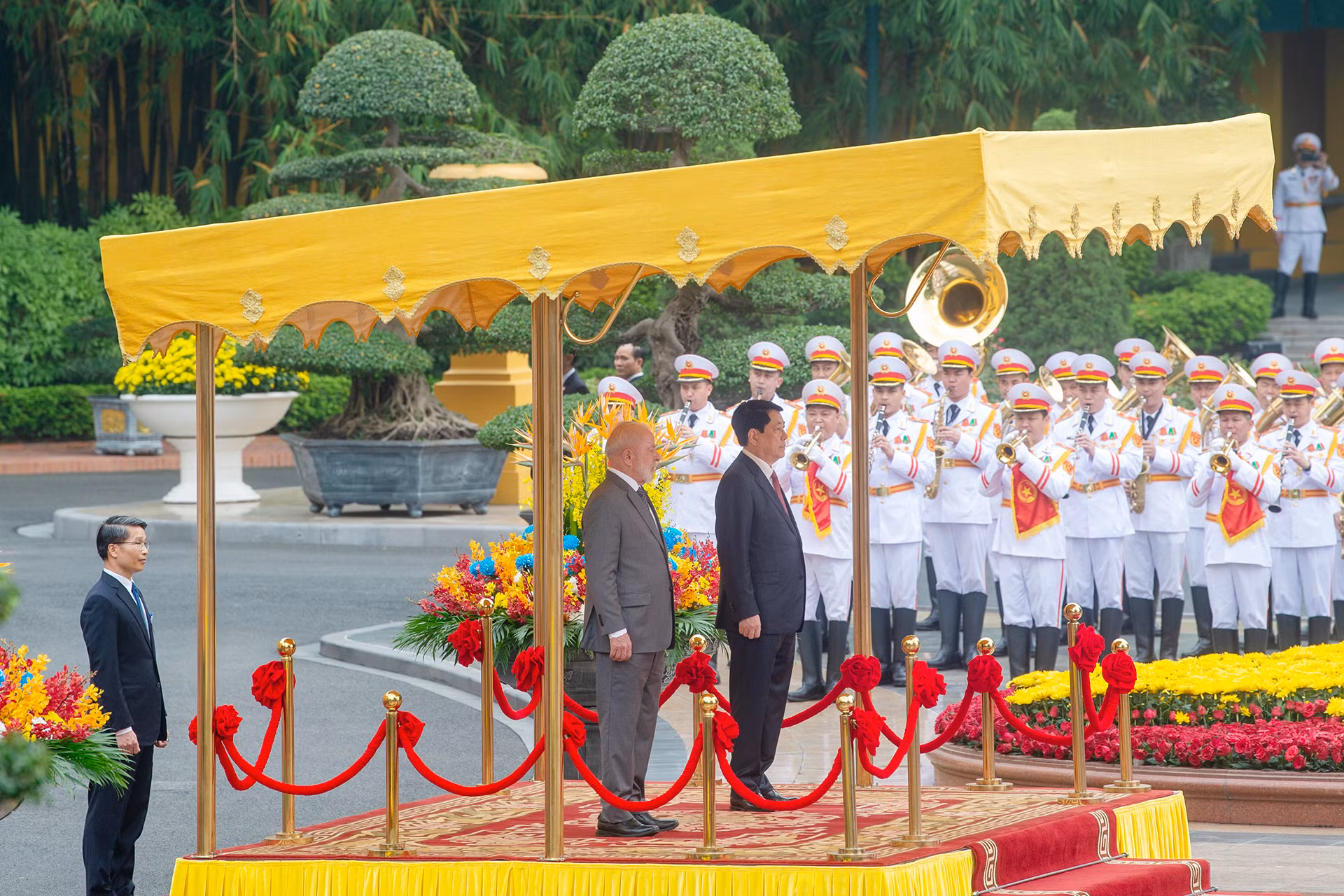 Chủ tịch nước Lương Cường và Tổng thống Brazil Luiz Inácio Lula da Silva trên bục danh dự nghe quân nhạc cử Quốc thiều hai nước.
