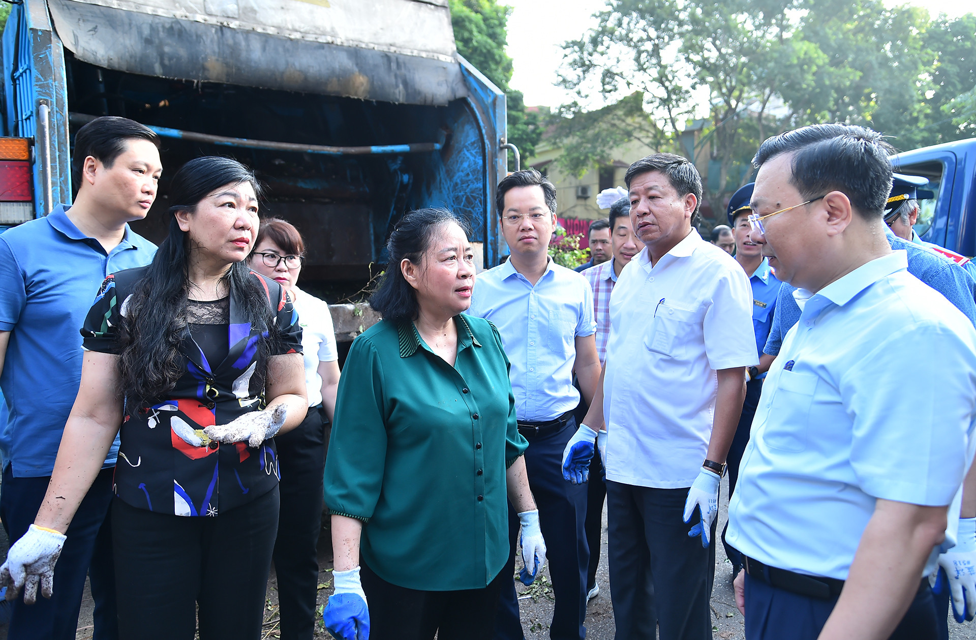 Bí thư Thành ủy Hà Nội Bùi Thị Minh Hoài trao đổi với lãnh đạo quận Hoàn Kiếm và thành phố Hà Nội về công tác dọn dẹp vệ sinh môi trường, khắc phục hậu quả sau bão số 3.