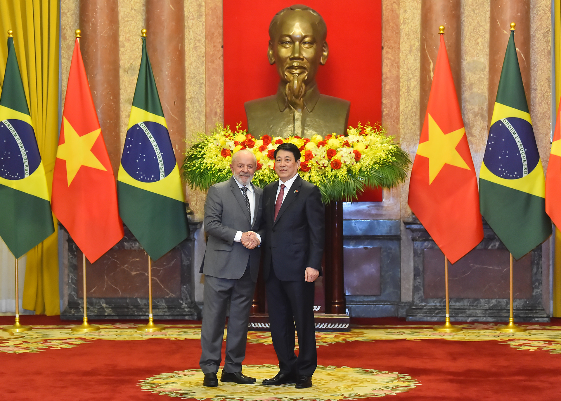 Chủ tịch nước Lương Cường và Tổng thống Brazil Luiz Inácio Lula da Silva chụp ảnh chung tại lễ đón. Chủ tịch nước Lương Cường và Tổng thống Brazil Luiz Inácio Lula da Silva chụp ảnh chung tại lễ đón.