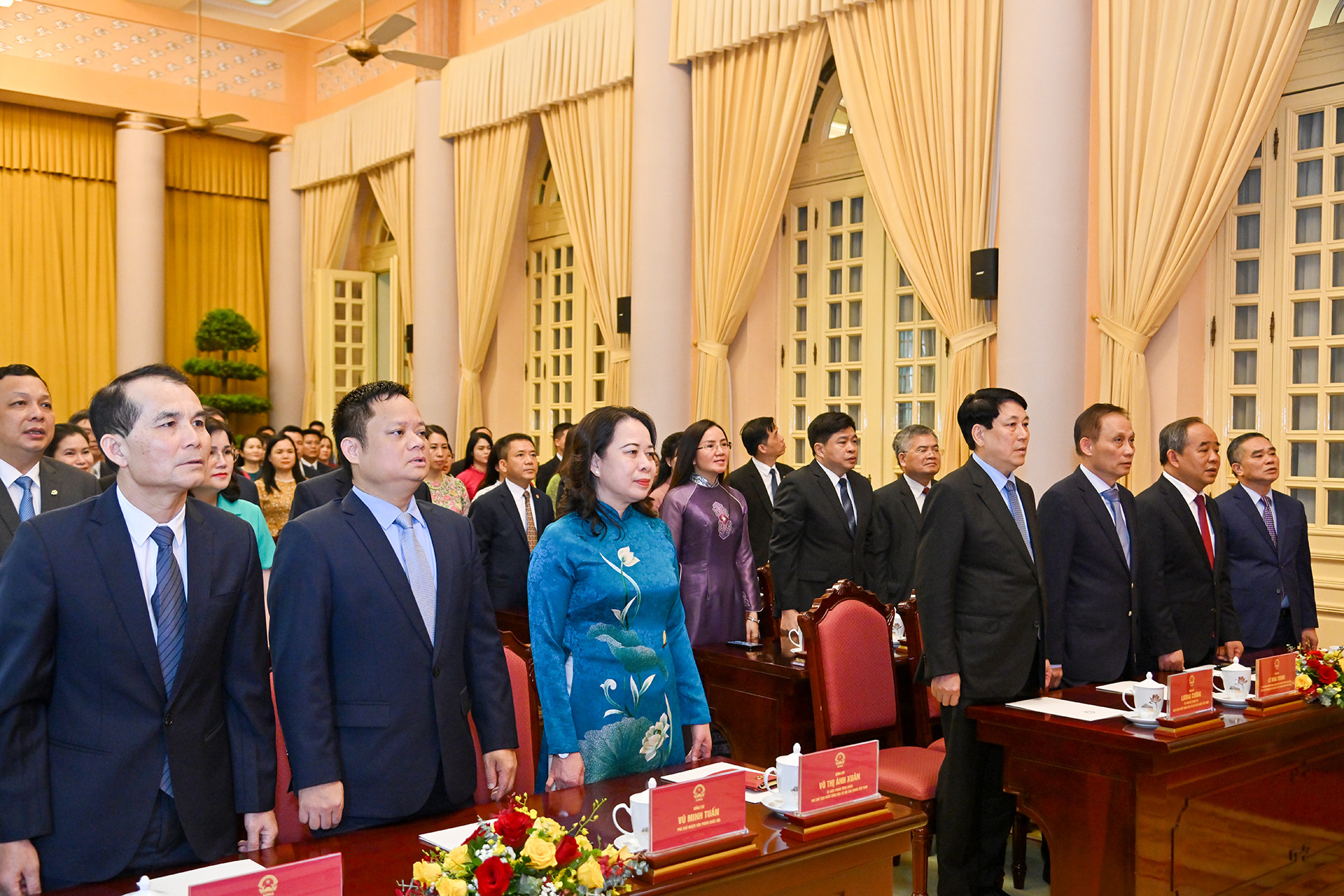 [Ảnh] Chủ tịch nước Lương Cường trao huy hiệu 40 năm tuổi Đảng tặng Chủ nhiệm Văn phòng Chủ tịch nước Lê Khánh Hải ảnh 2