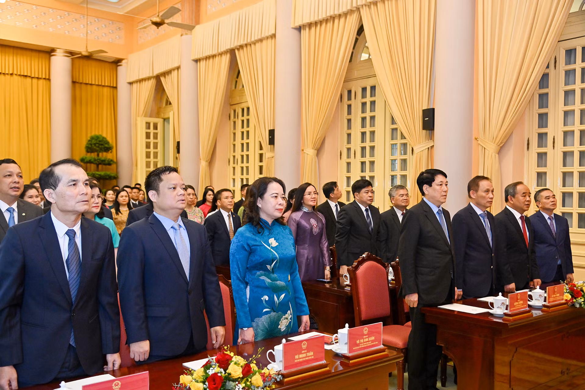 [Ảnh] Chủ tịch nước Lương Cường trao huy hiệu 40 năm tuổi Đảng tặng Chủ nhiệm Văn phòng Chủ tịch nước Lê Khánh Hải ảnh 2