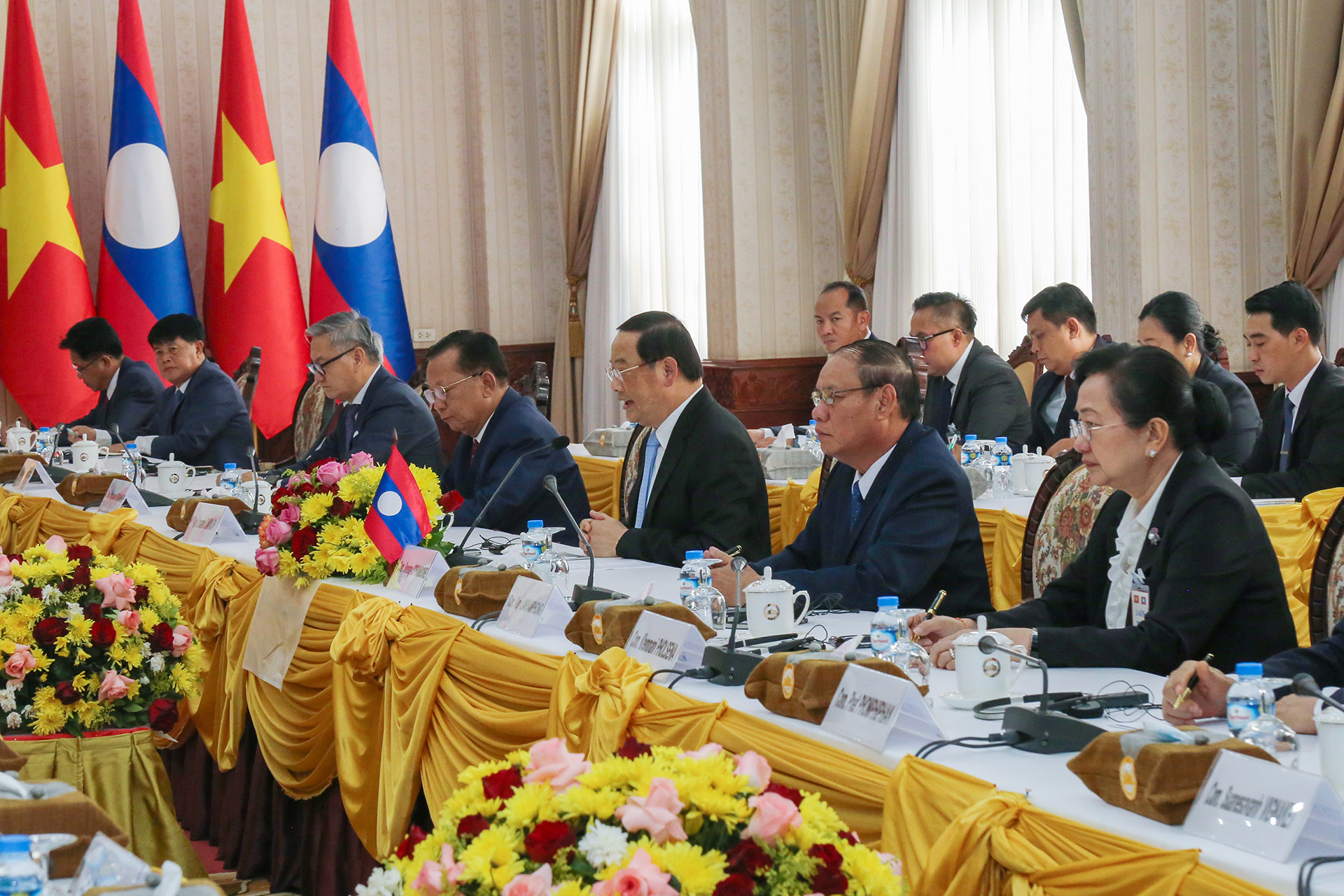 Thủ tướng Lào Sonexay Siphandone cùng các đại biểu tại hội kiến.