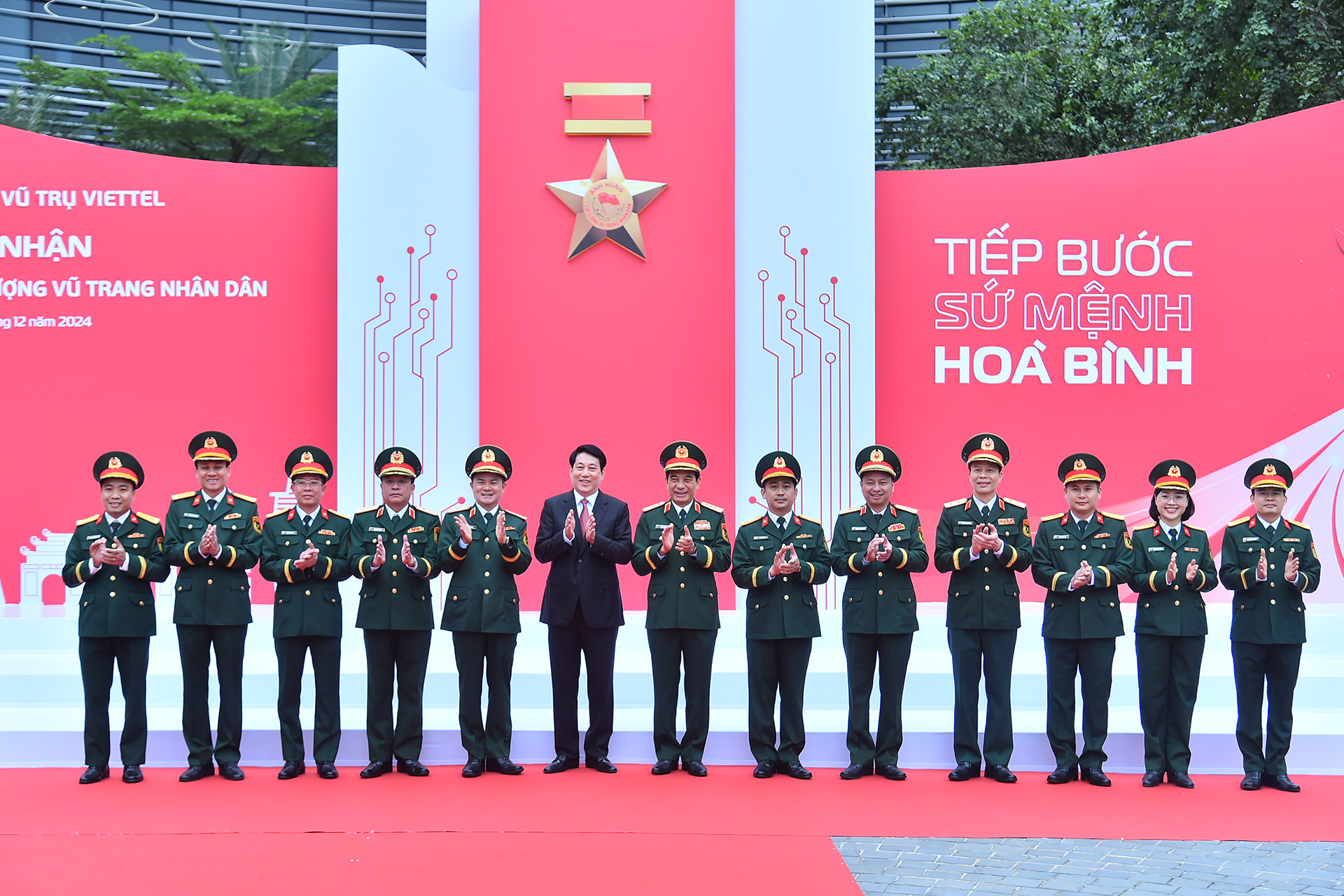 Chủ tịch nước Lương Cường, Bộ trưởng Quốc phòng Phan Văn Giang với các đại biểu tại buổi lễ.