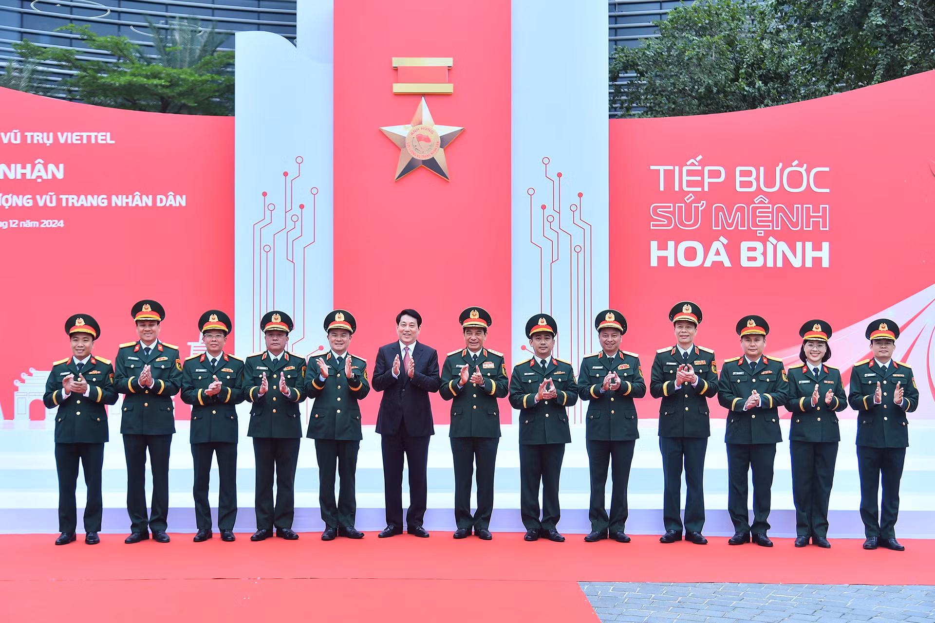 Chủ tịch nước Lương Cường, Bộ trưởng Quốc phòng Phan Văn Giang với các đại biểu tại buổi lễ.