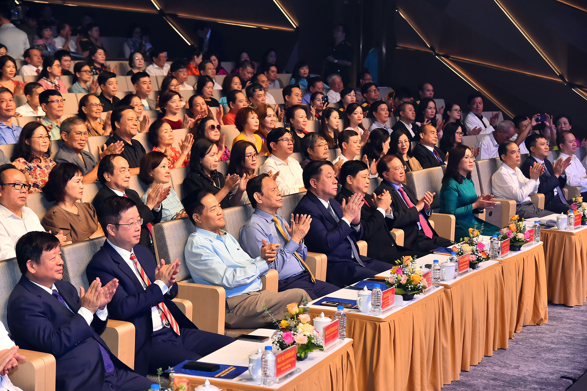 Ủy viên Bộ Chính trị, Bí thư Trung ương Đảng, Trưởng Ban Tuyên giáo Trung ương Nguyễn Trọng Nghĩa và các đại biểu dự lễ trao tặng thưởng.