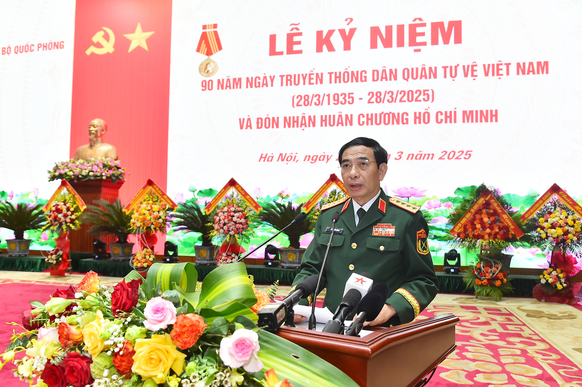 Bộ trưởng Quốc phòng Phan Văn Giang trình bày diễn văn tại lễ kỷ niệm.