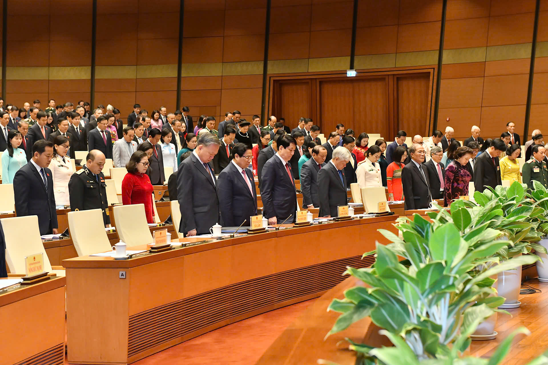 Các đồng chí lãnh đạo, nguyên lãnh đạo Đảng, Nhà nước và đại biểu Quốc hội mặc niệm tưởng nhớ các chiến sĩ đã hy sinh, đồng bào tử nạn do thiên tai trong thời gian qua.